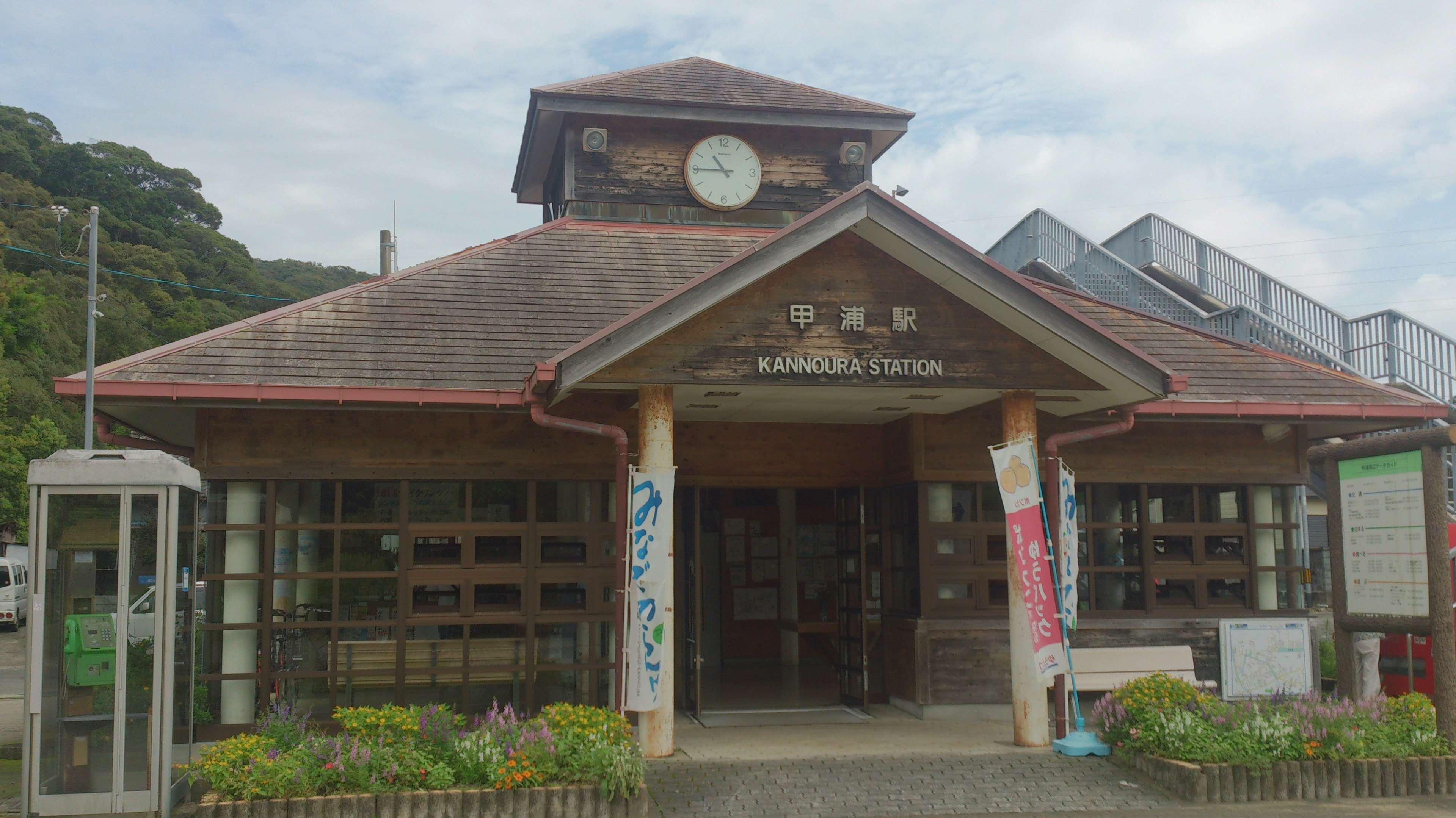 Fachada de una antigua estación de tren con reloj en el techo