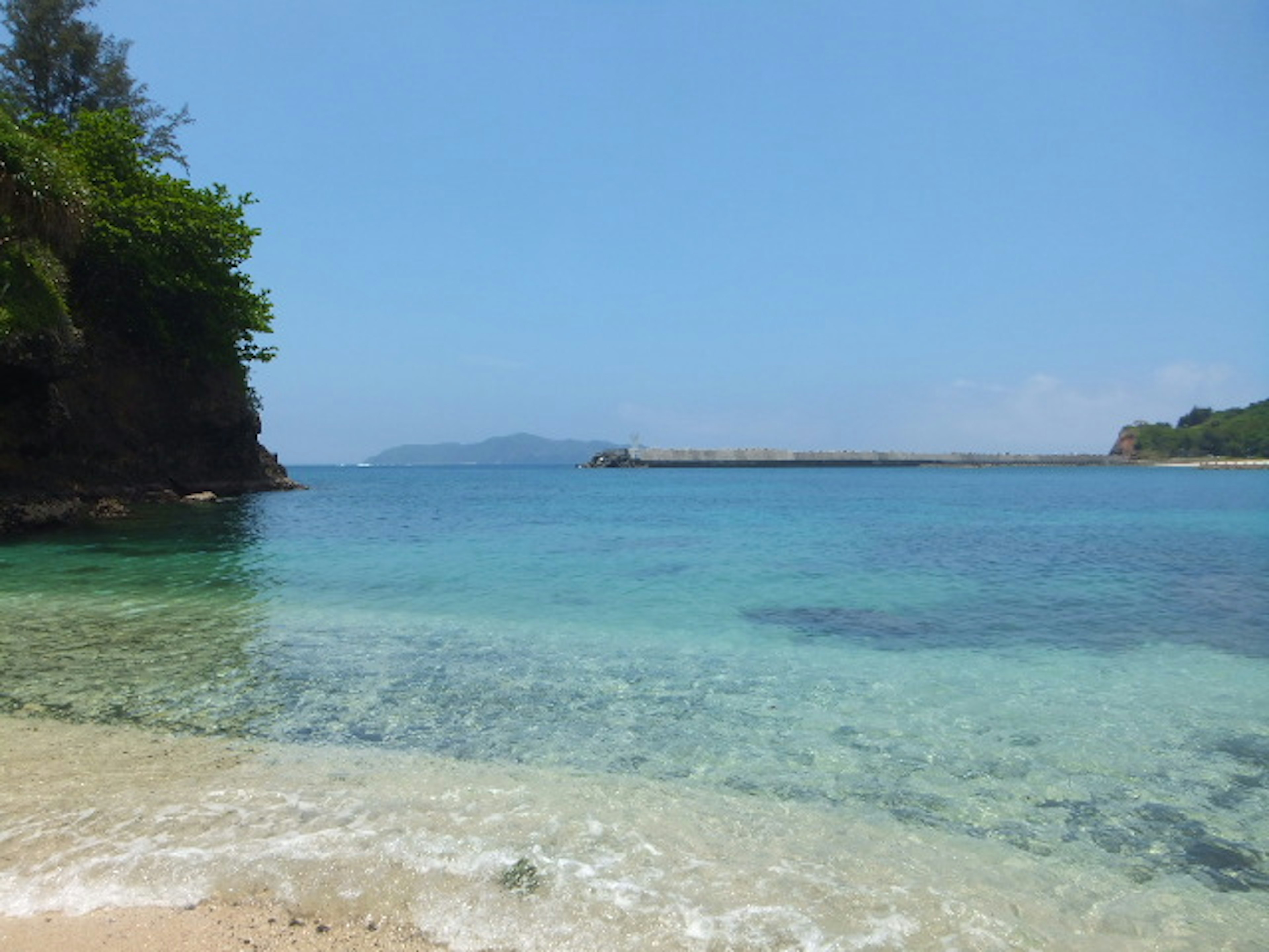 风景如画的海滩景观，清澈的绿松石水和岩石海岸