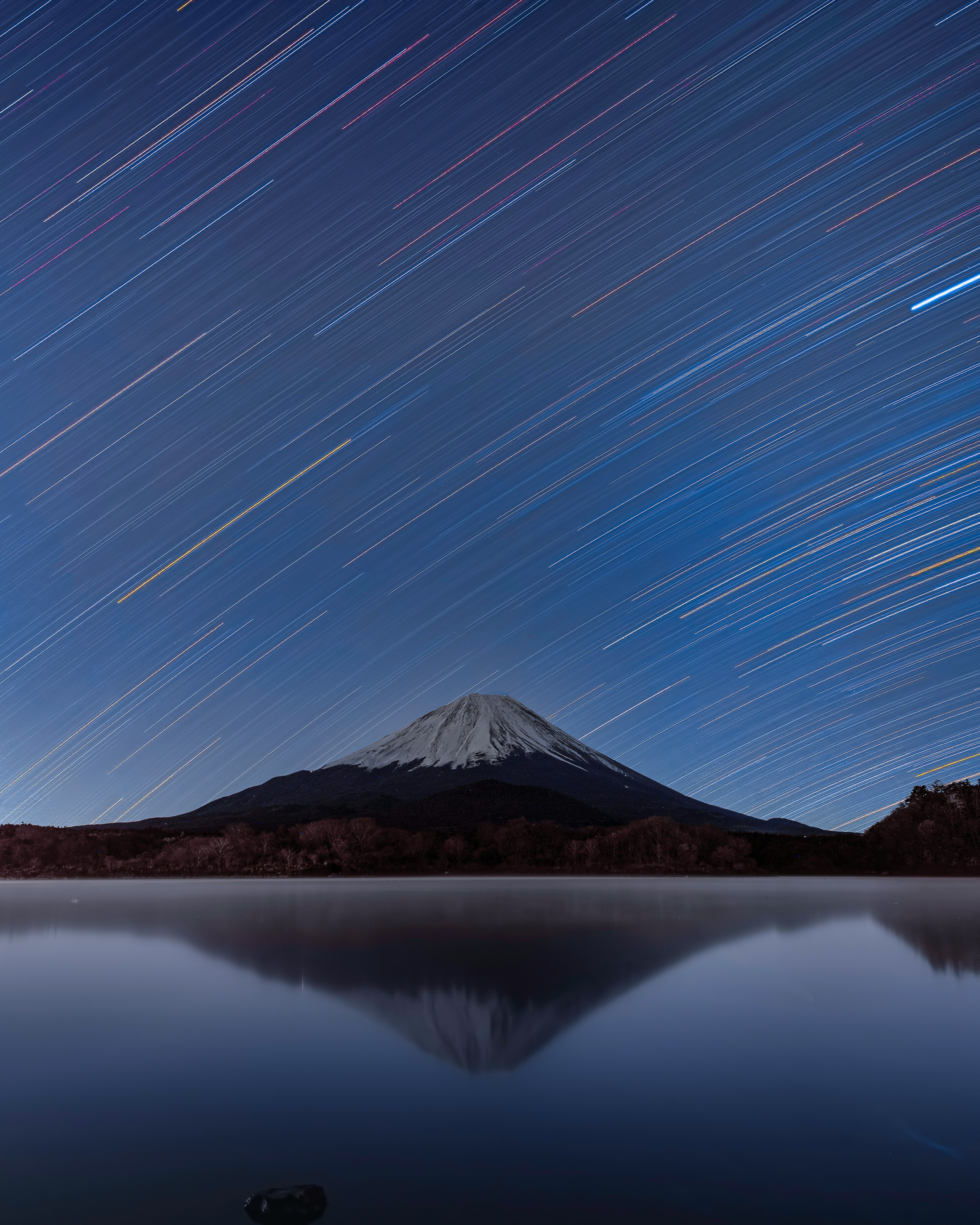 富士山の星空の長時間露光写真 反射する水面と星の軌跡