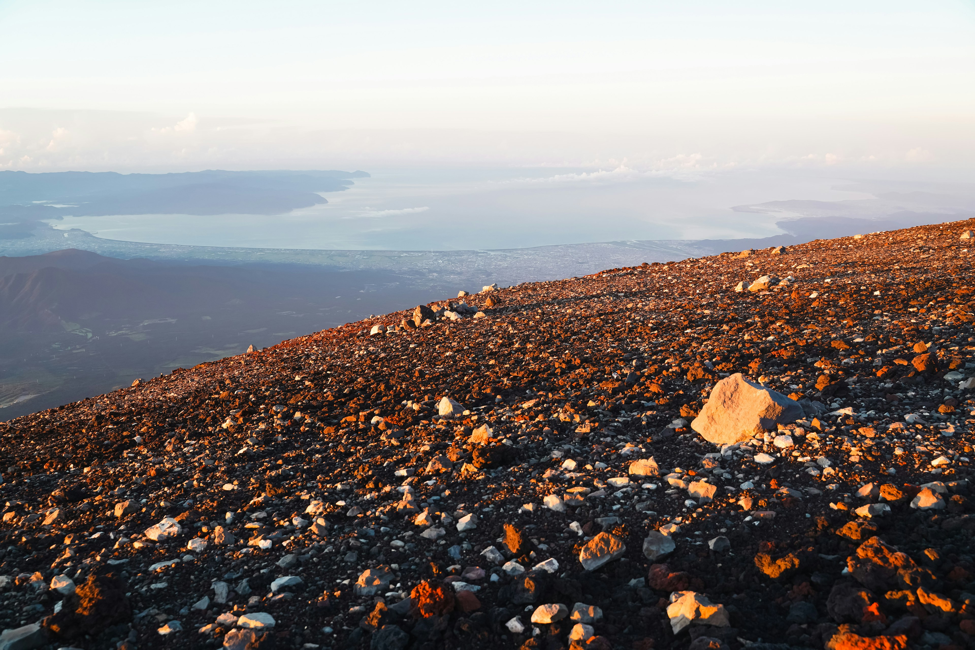 山の斜面に広がる色とりどりの石と岩の風景