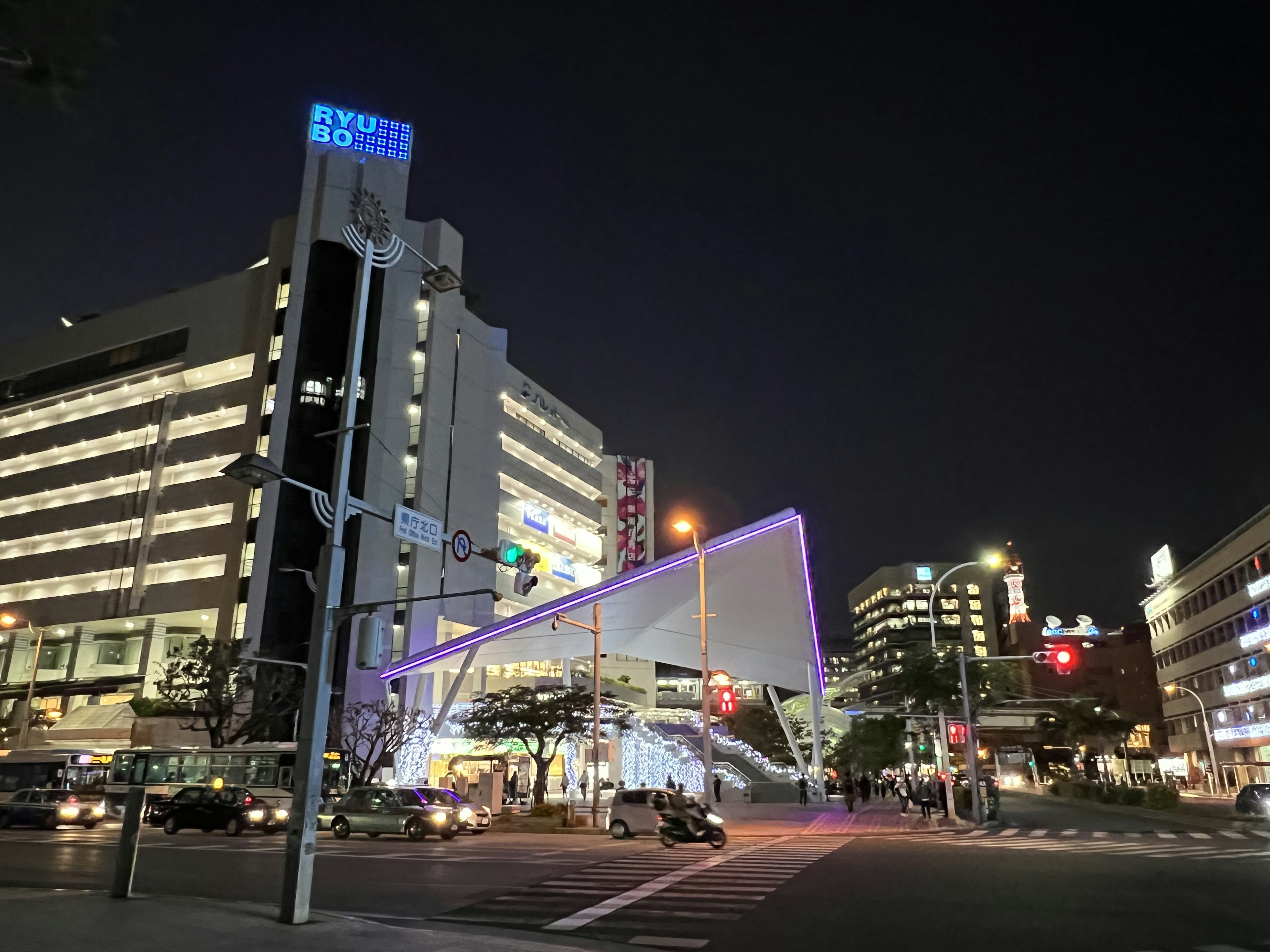 夜の街並みが映る交差点の風景 明るいネオンと建物が特徴的