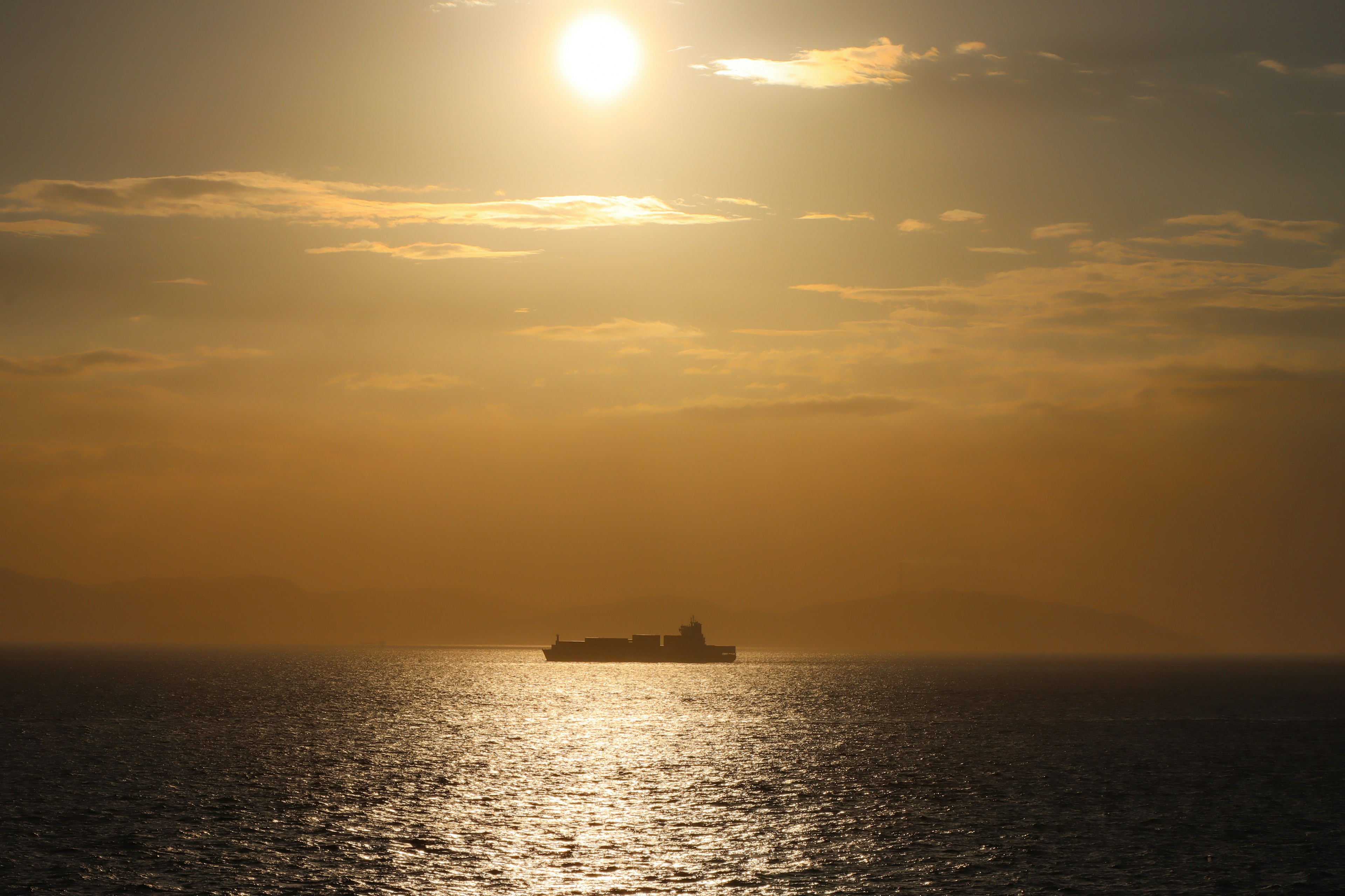 Silhouette eines Schiffs auf dem Meer vor dem Hintergrund eines Sonnenuntergangs