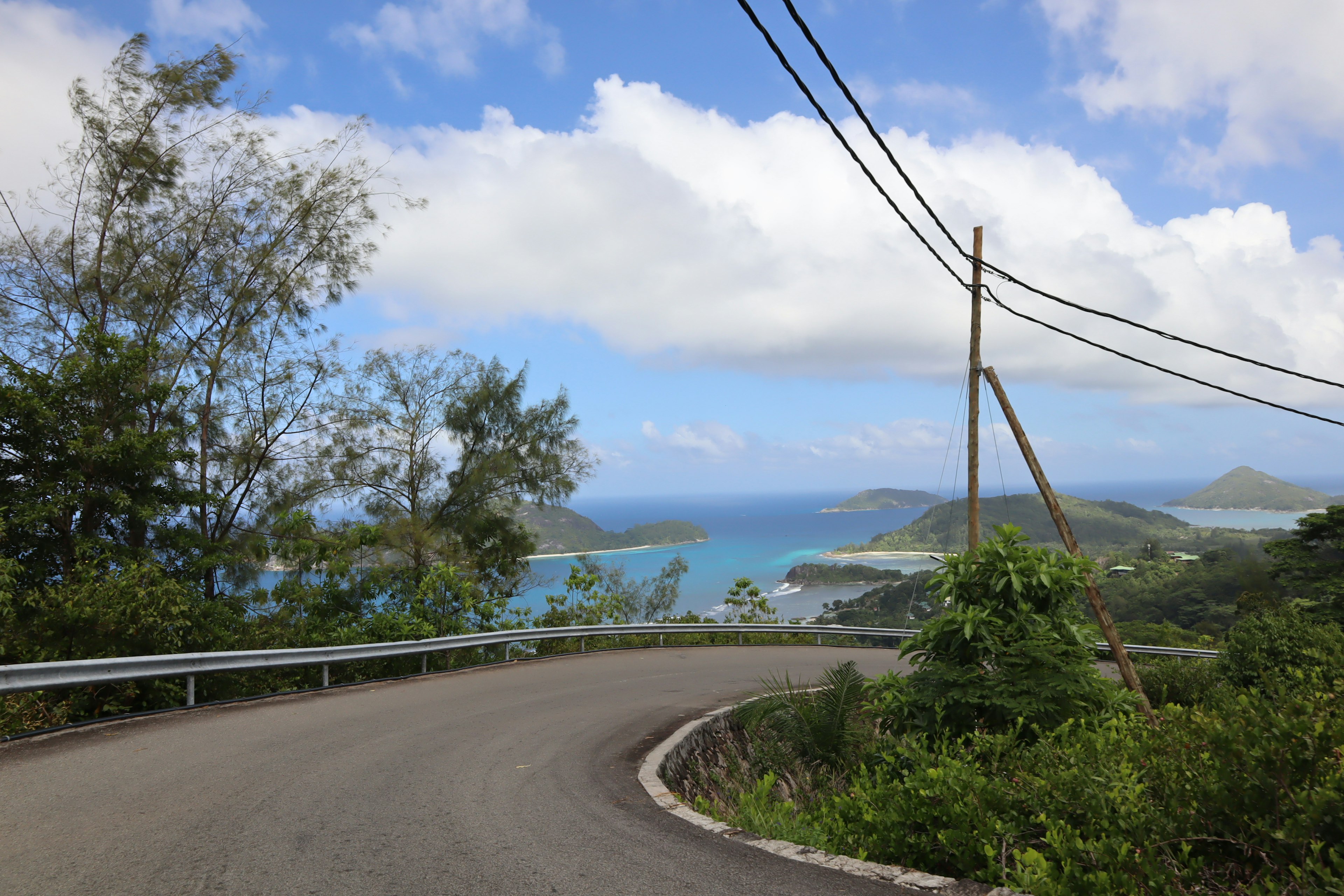 弯曲的道路，背景是蓝色的海洋和天空