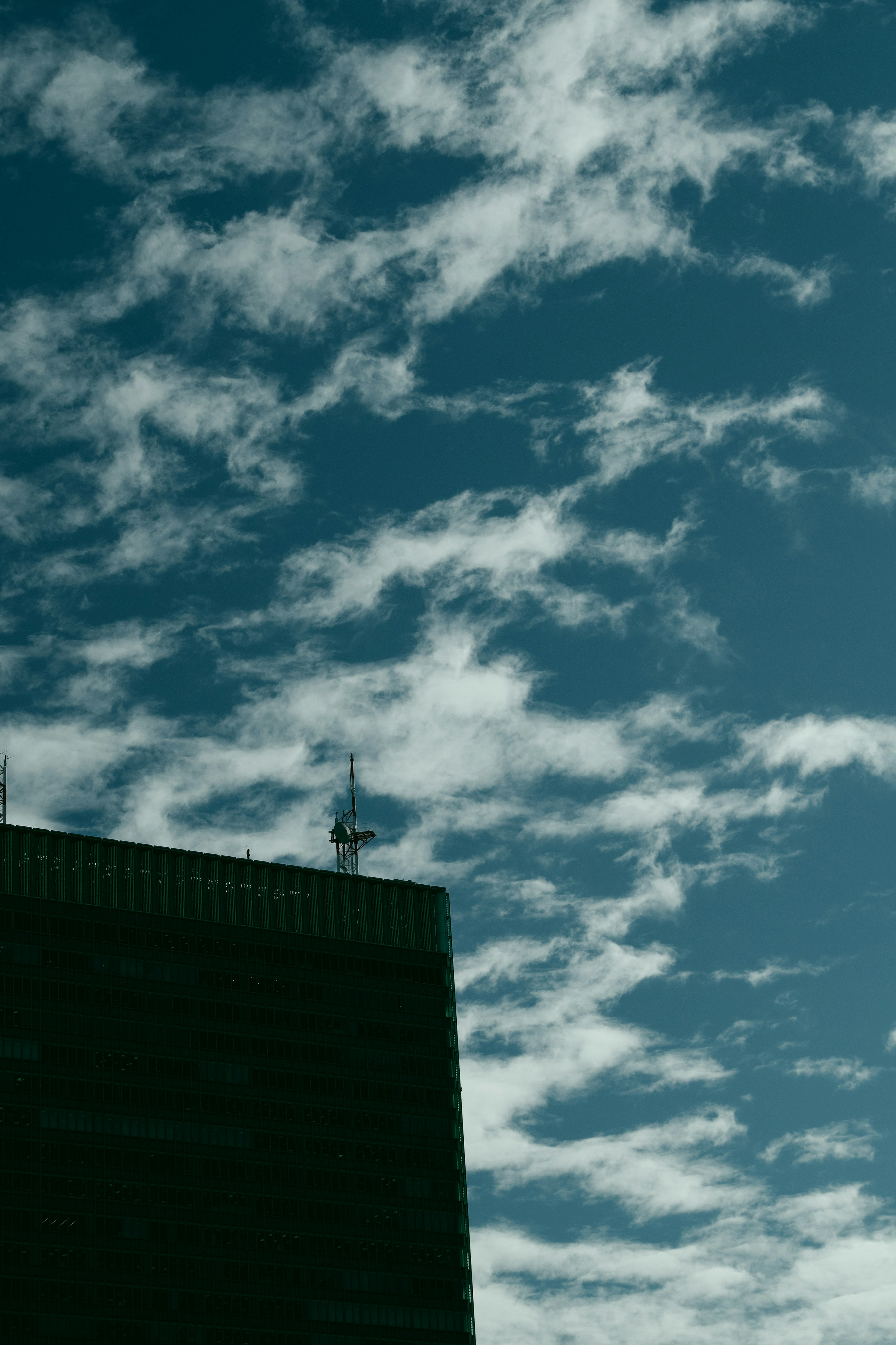 Teil eines Gebäudes vor einem blauen Himmel mit Wolken