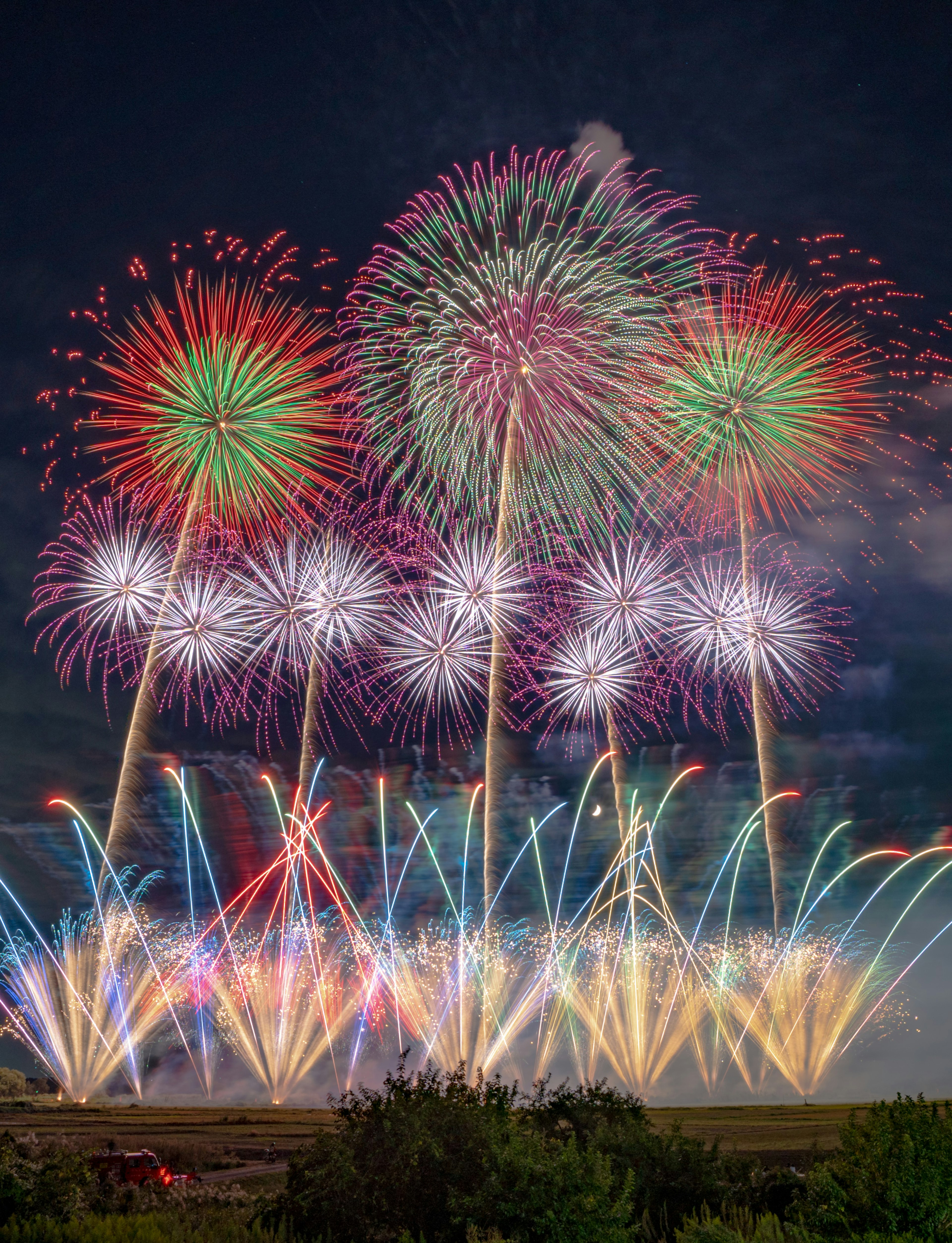 Spettacolo di fuochi d'artificio colorati che illuminano il cielo notturno