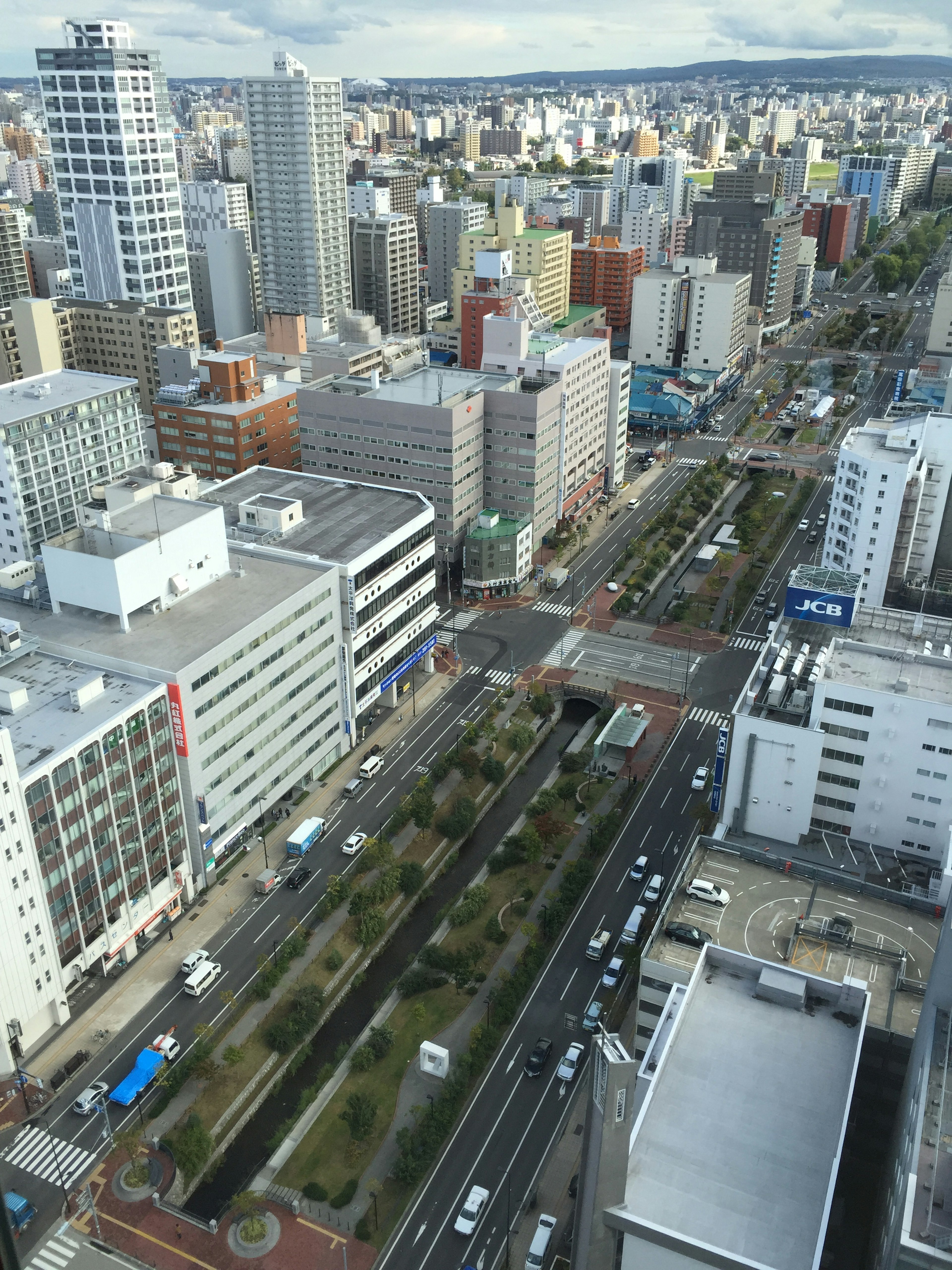 Vista aérea de una ciudad con edificios altos y calles