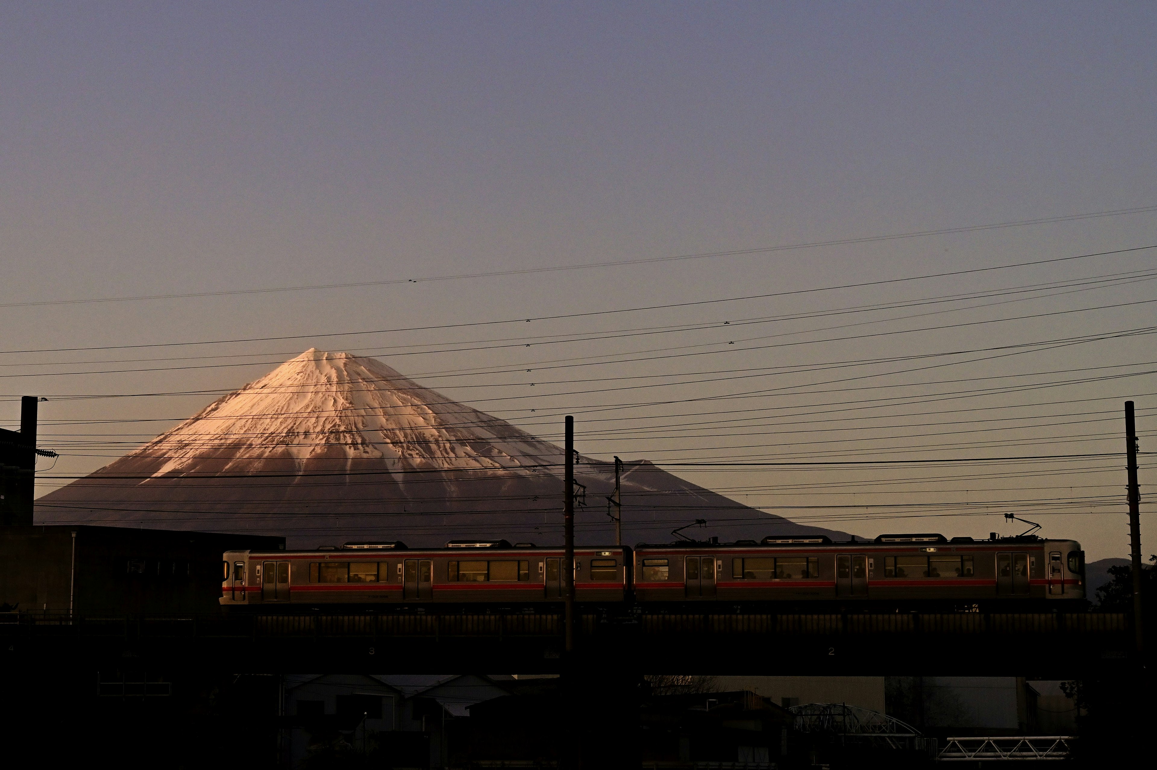 Monte Fuji con un treno in primo piano al tramonto