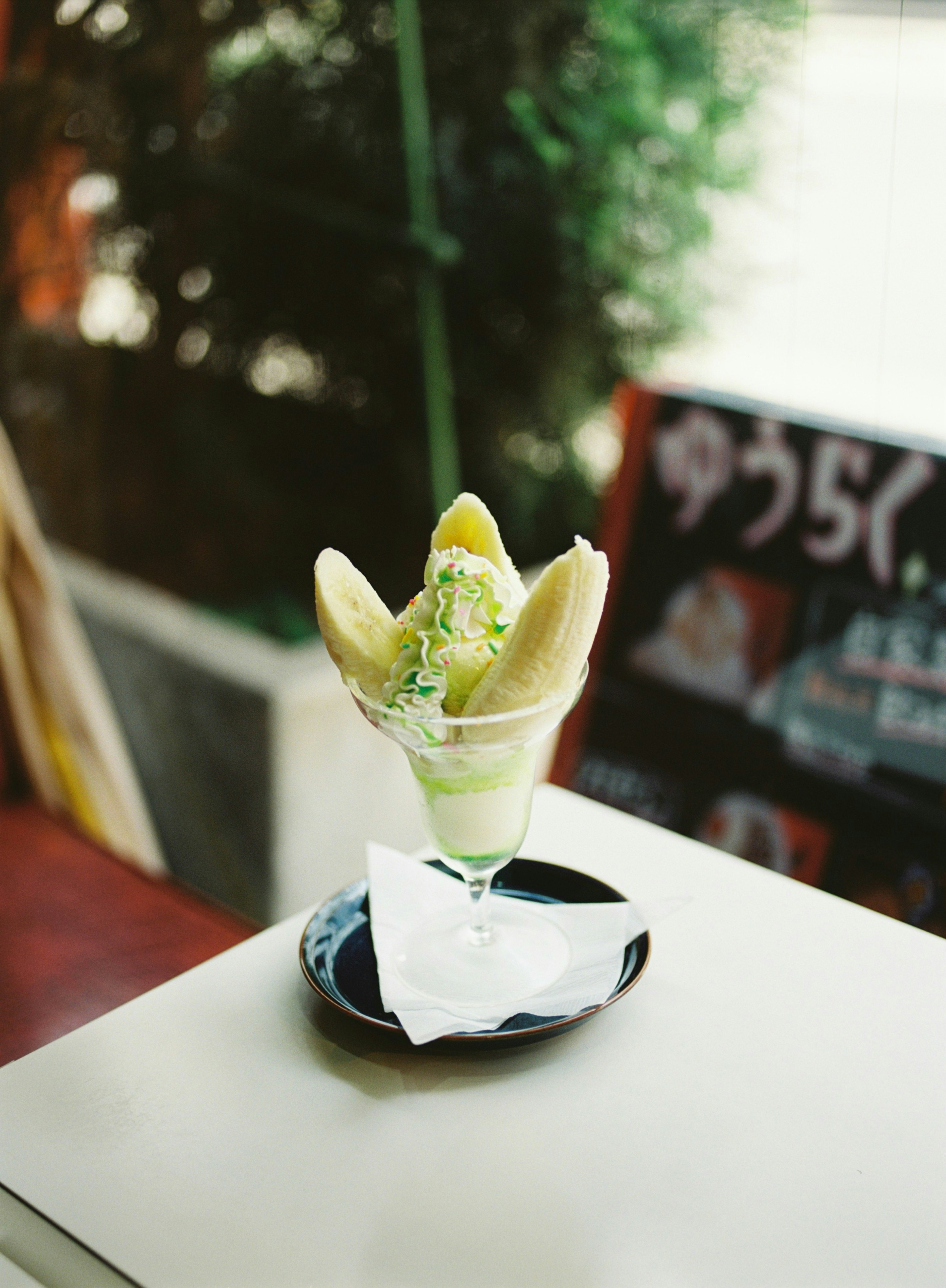 Dessert avec de la glace verte et des cornets servi dans un verre