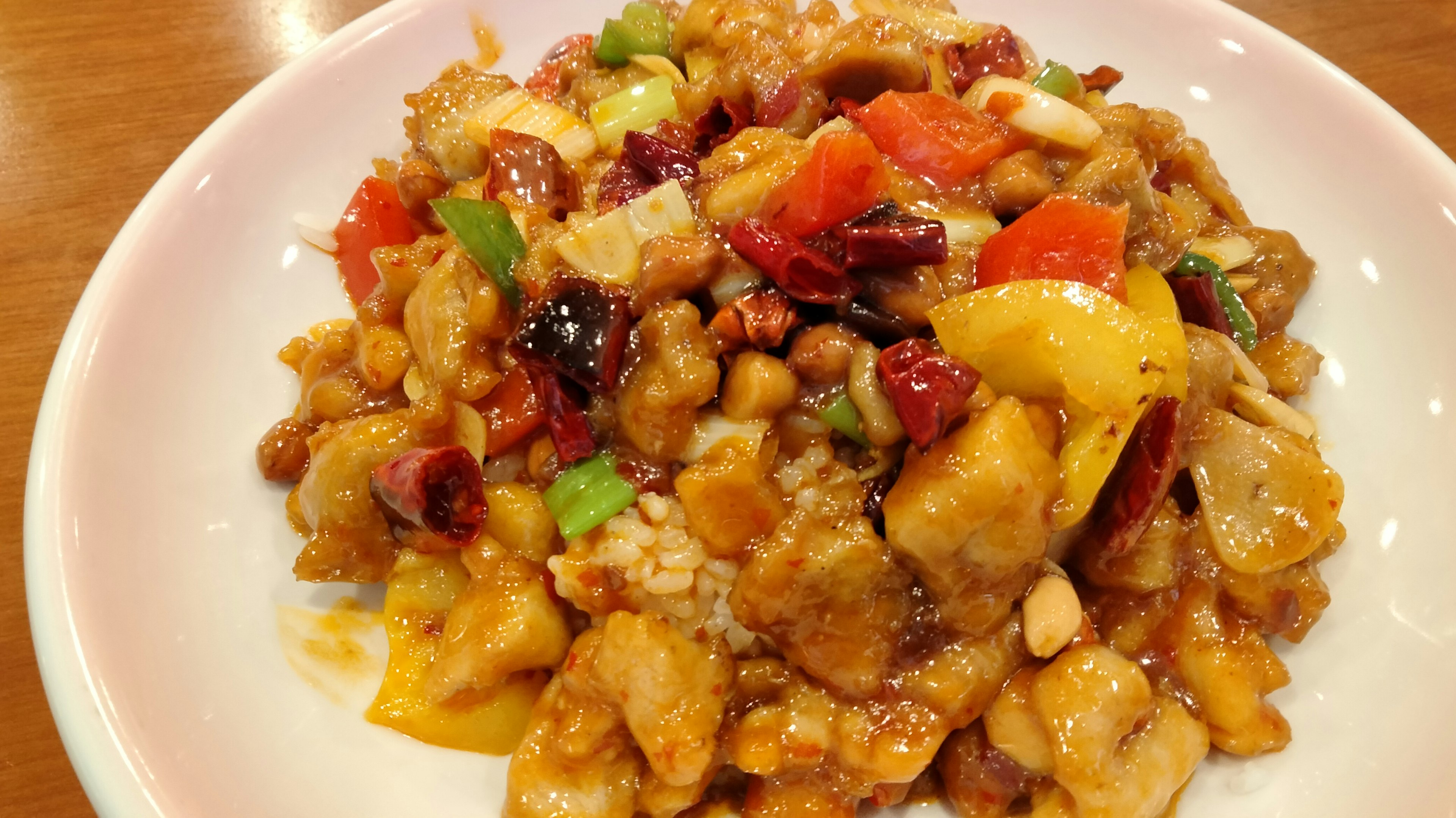 Assiette colorée de poulet sauté et de légumes