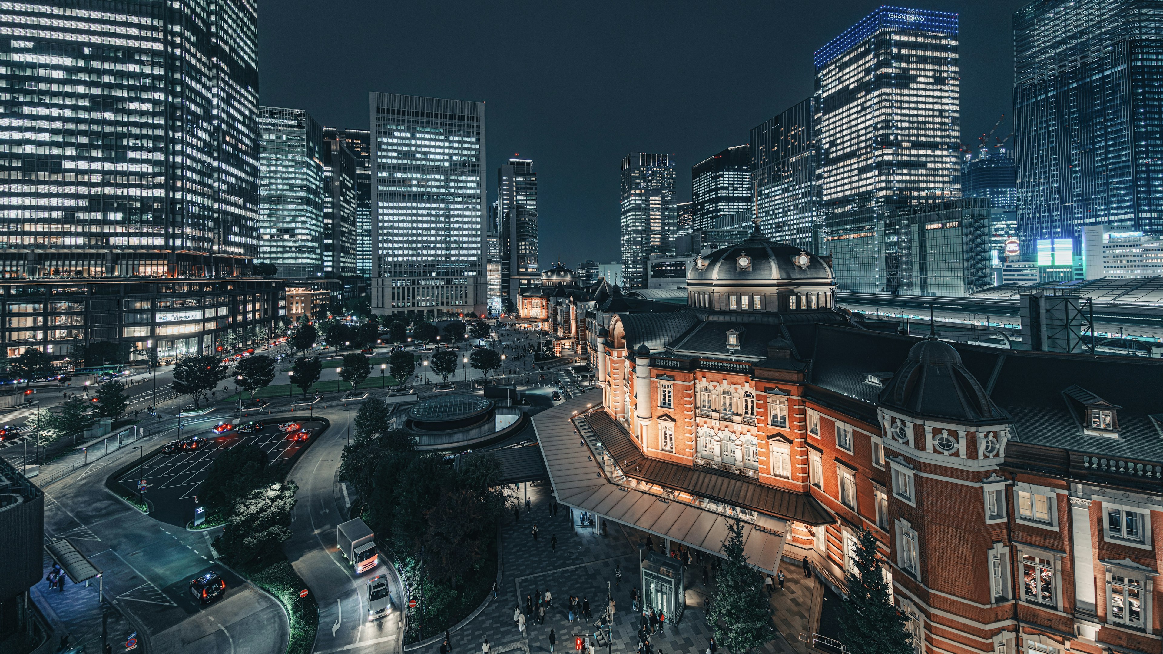 東京駅と近代的な高層ビルの夜景