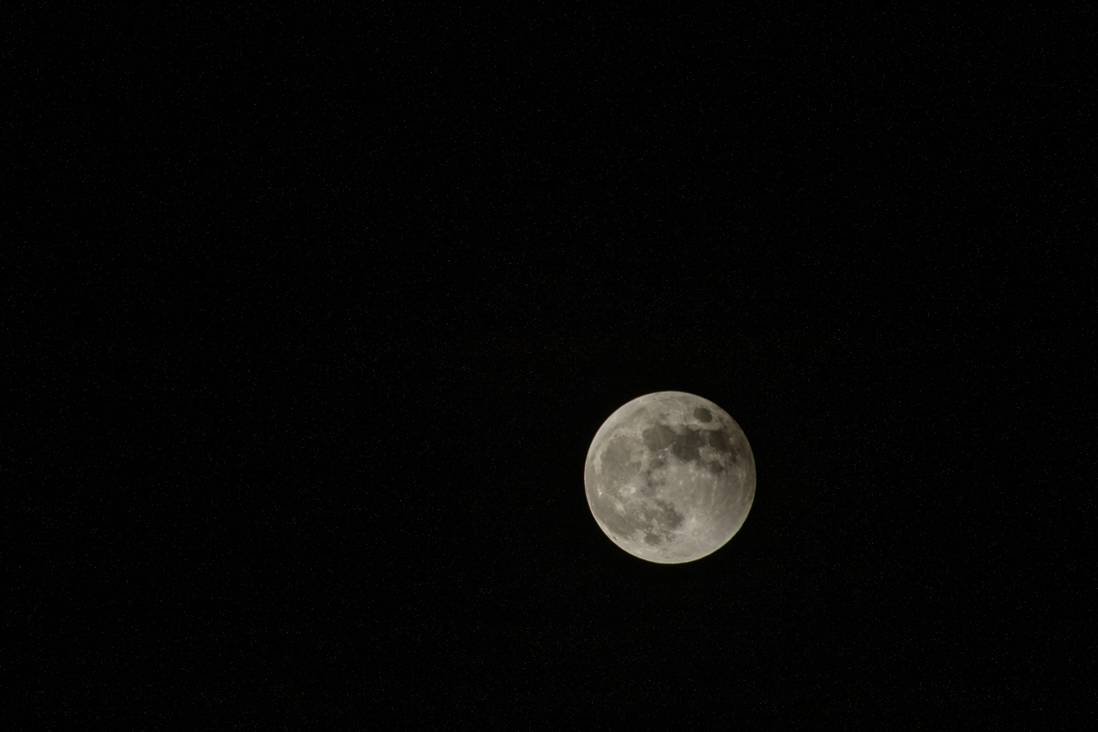 Gambar jelas bulan purnama di langit malam