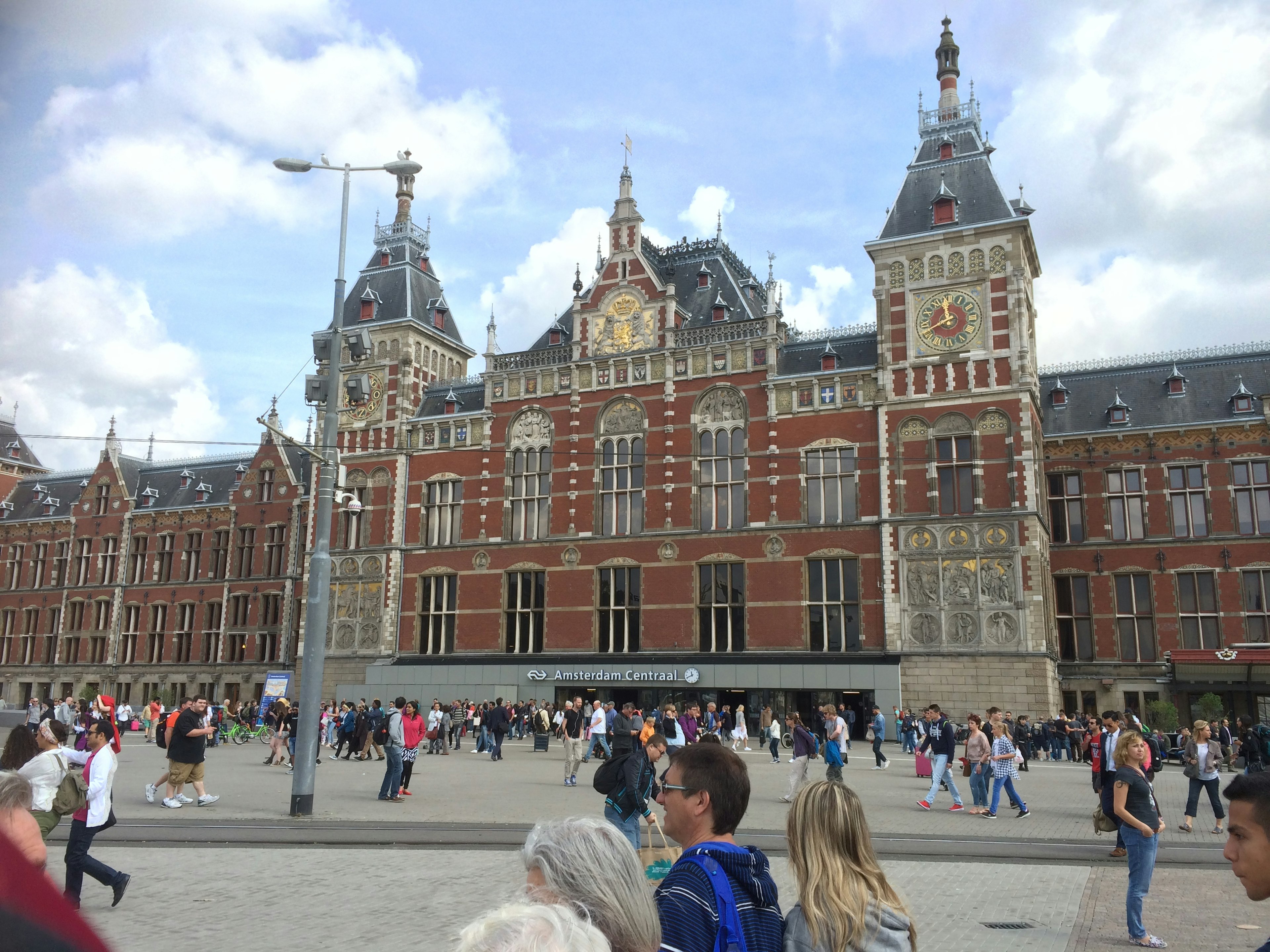 Stazione centrale di Amsterdam storica con una folla di persone