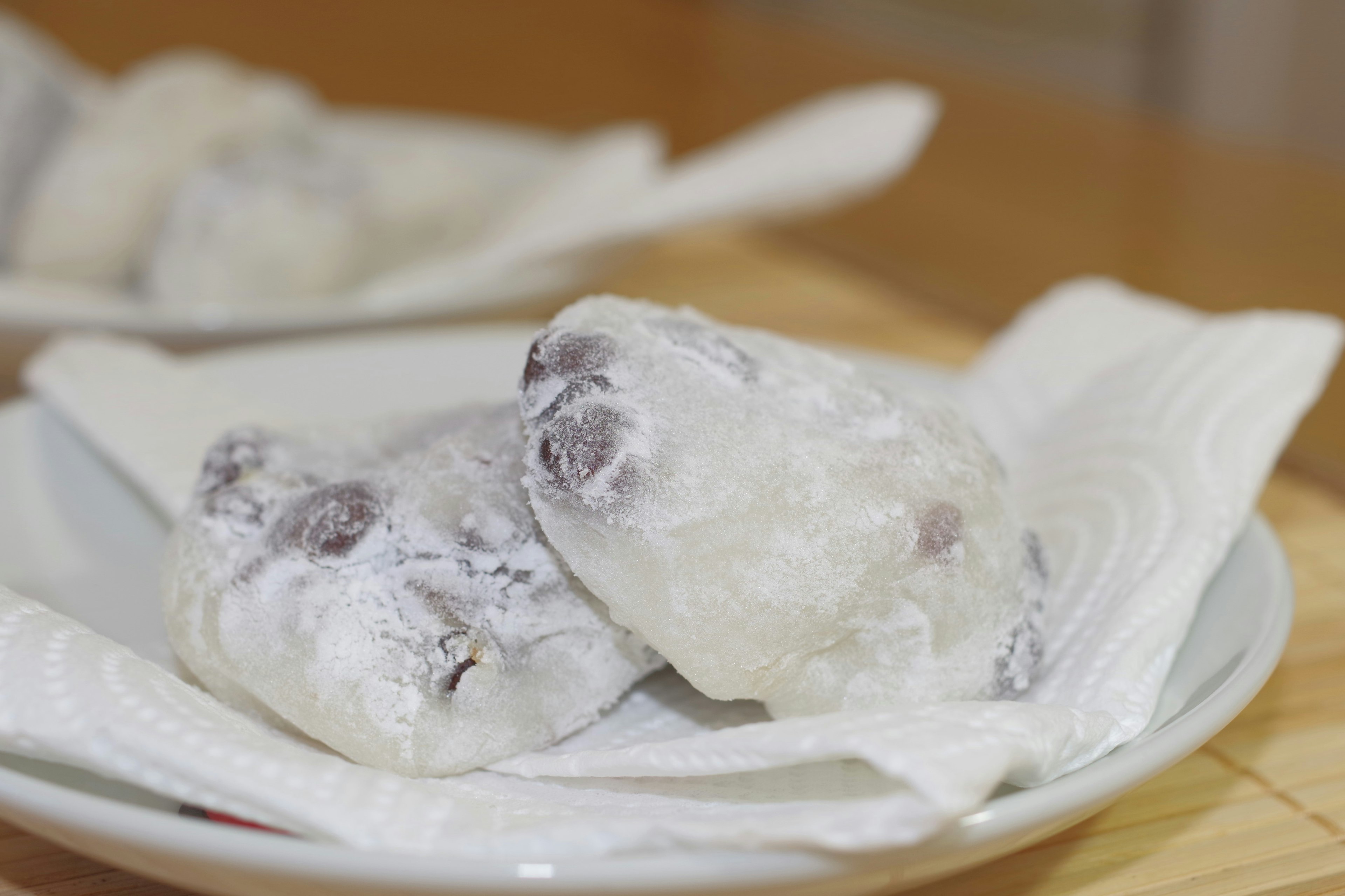 Japanisches Gebäck mit roter Bohnenfüllung in weißem Mochi auf einem Teller