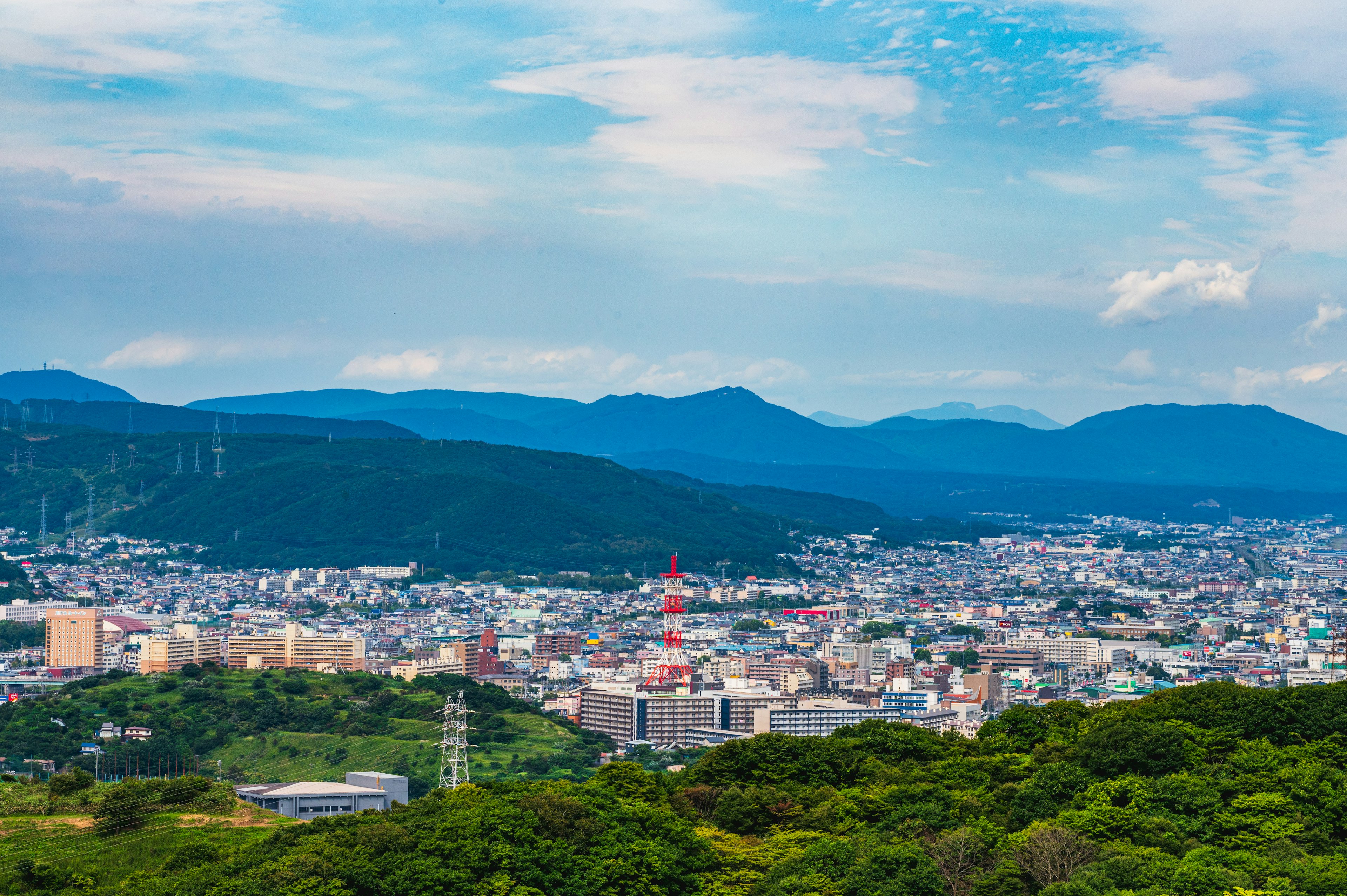 Vista escénica de montañas y paisaje urbano con vegetación