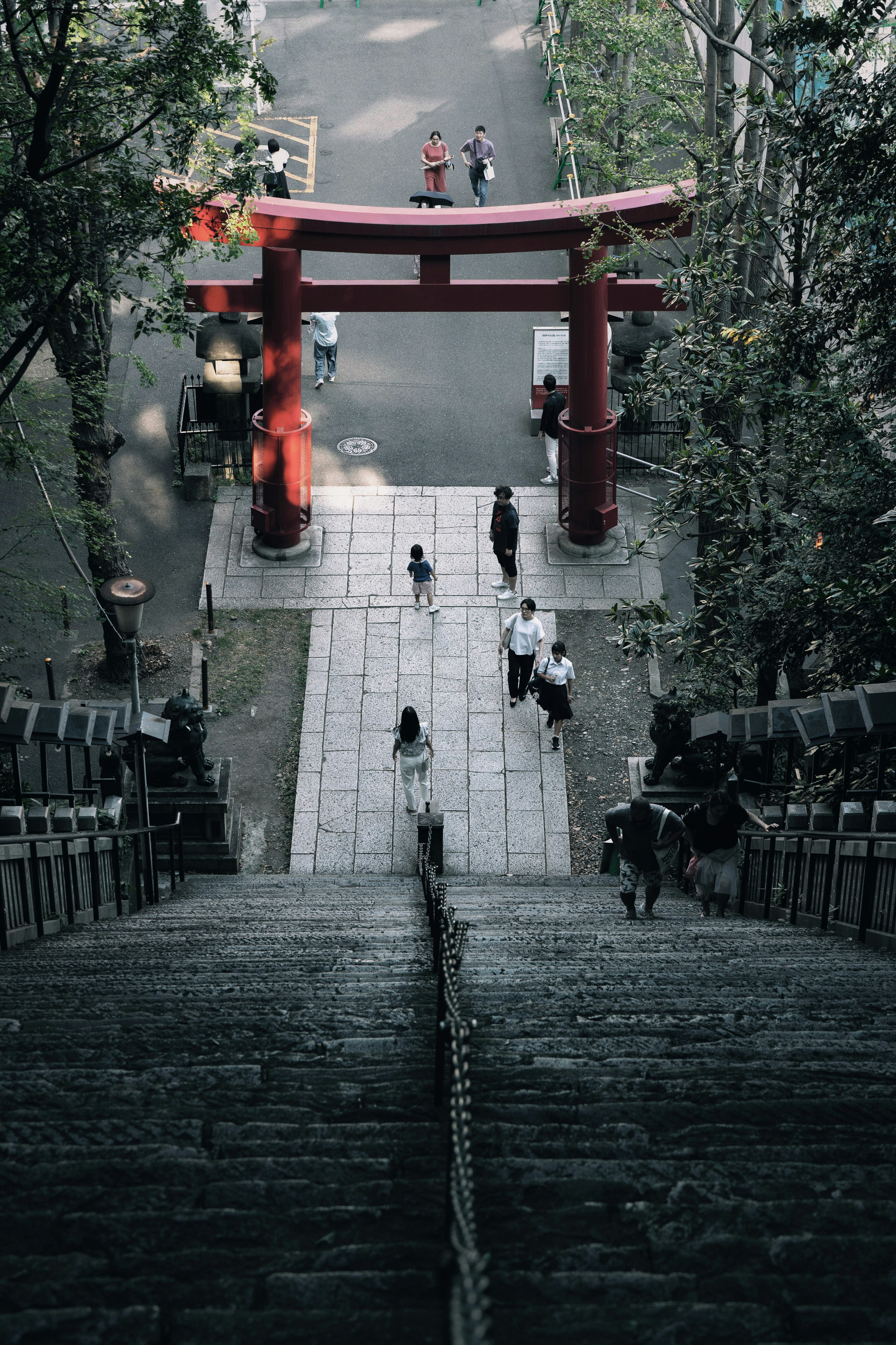 Vue d'une porte torii rouge et d'escaliers dans un parc