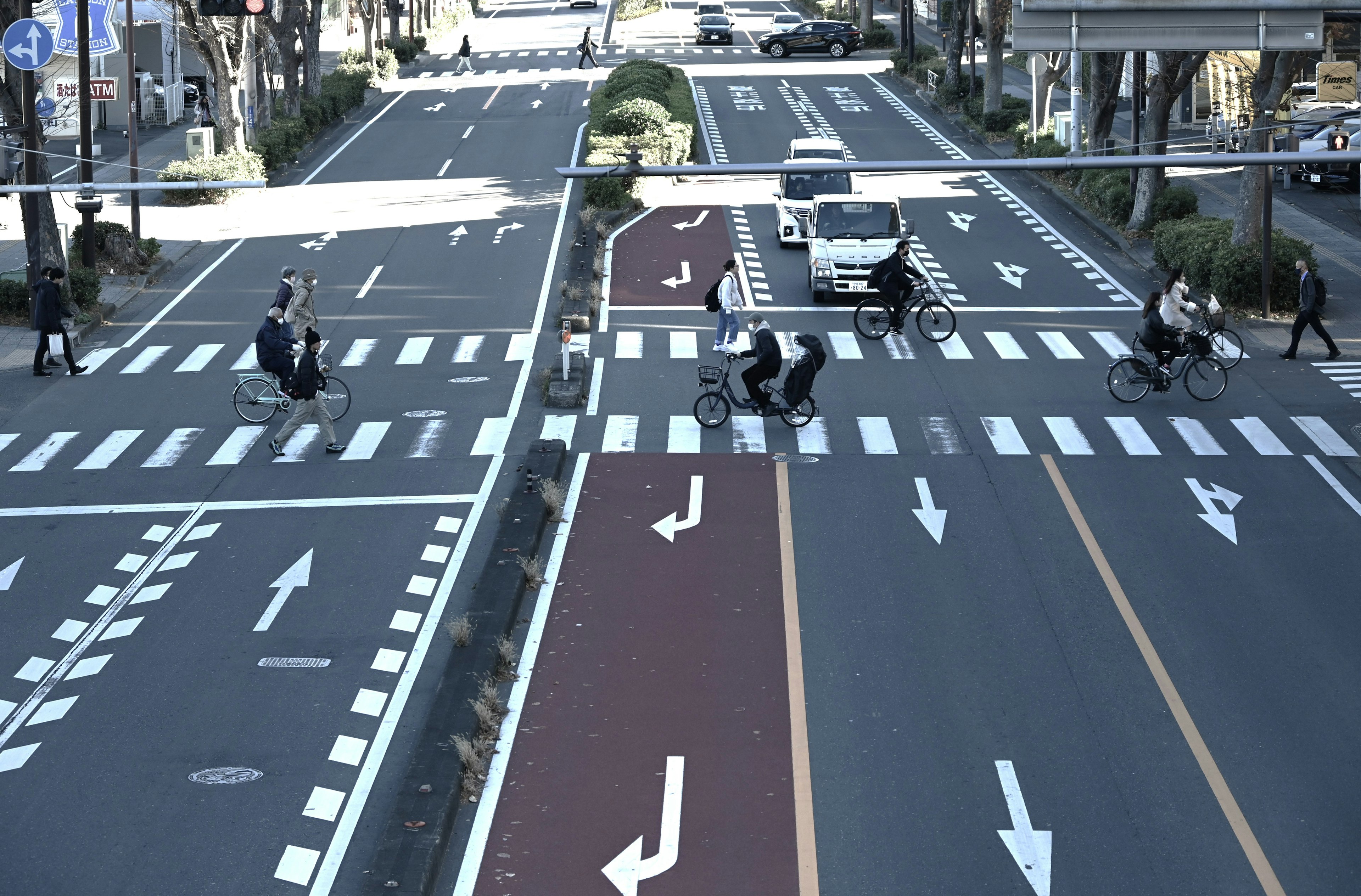 交差点の横断歩道で歩行者と自転車が通行している様子