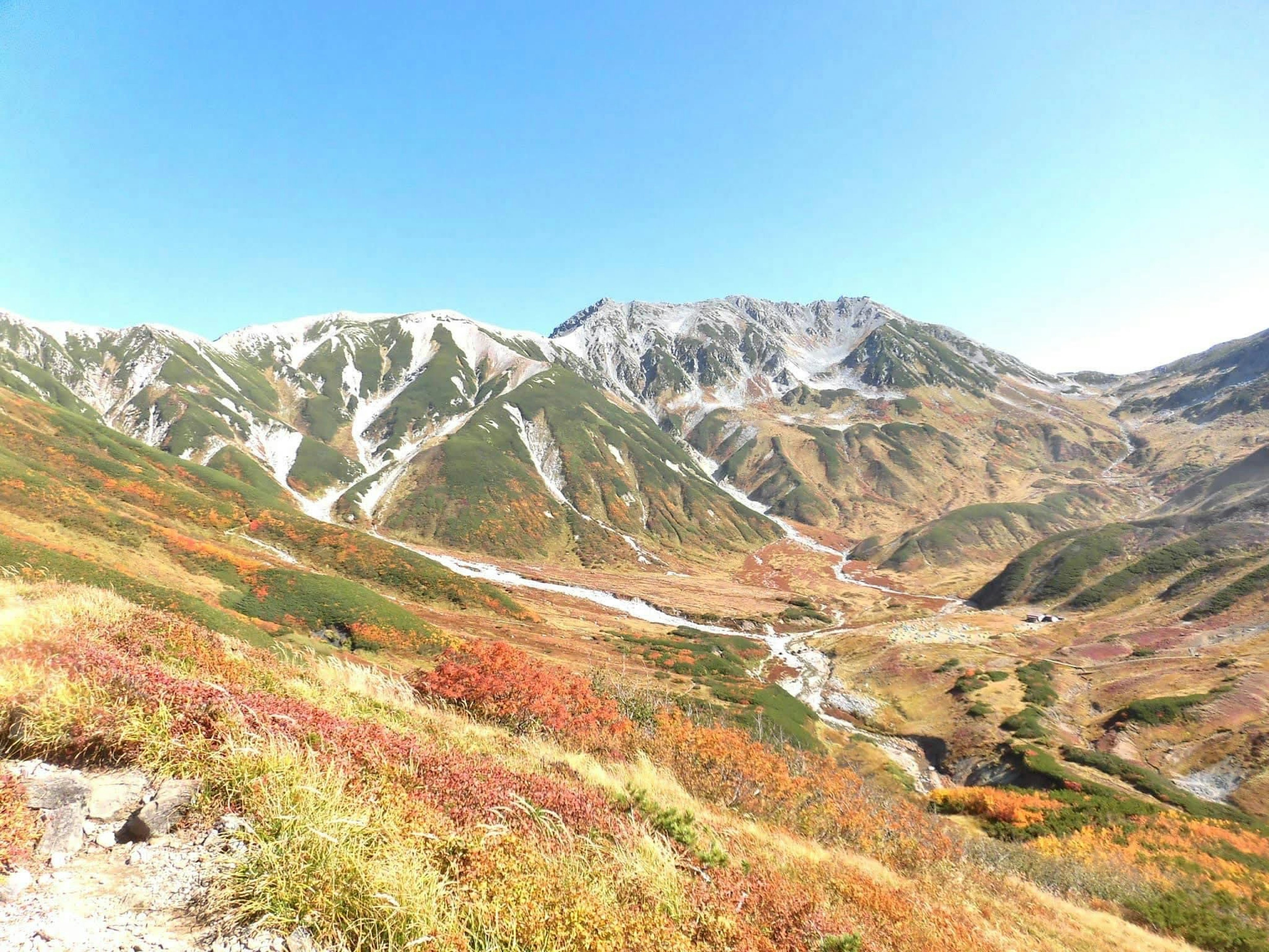 美しい山々と秋の紅葉が広がる風景