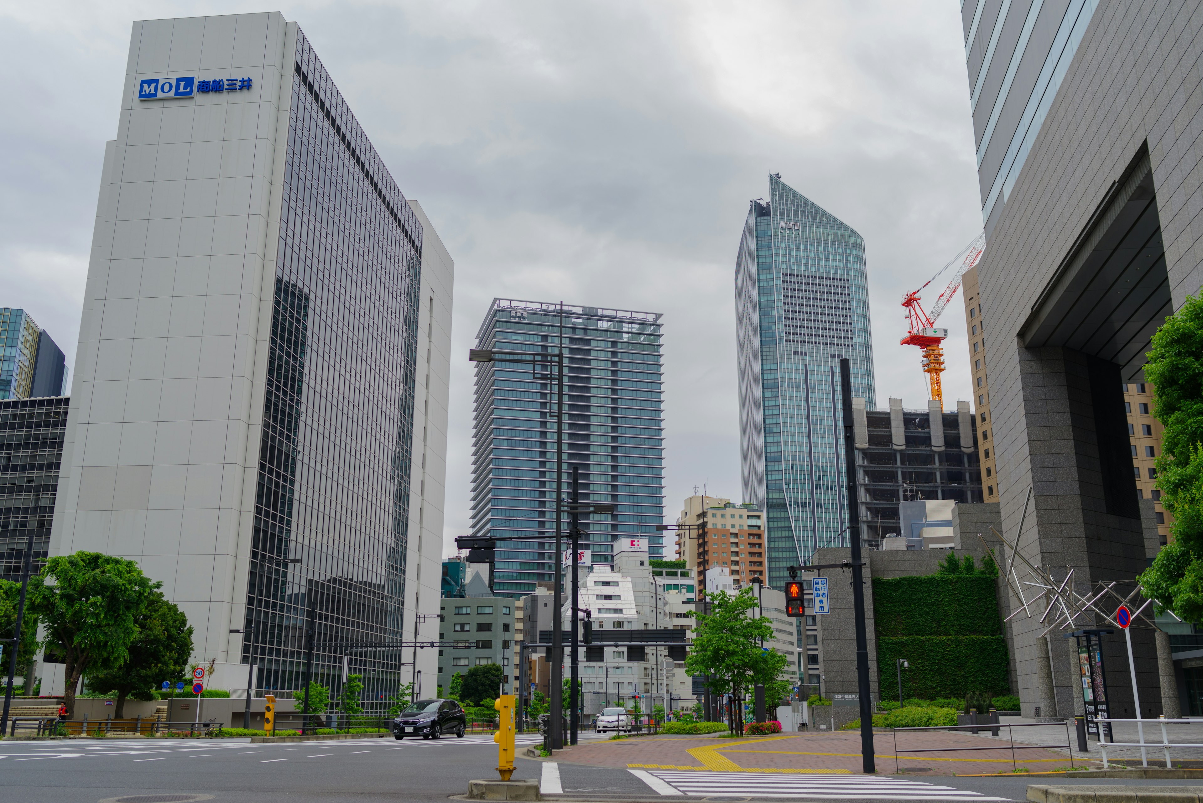 現代摩天大樓在陰雲密布的城市風景