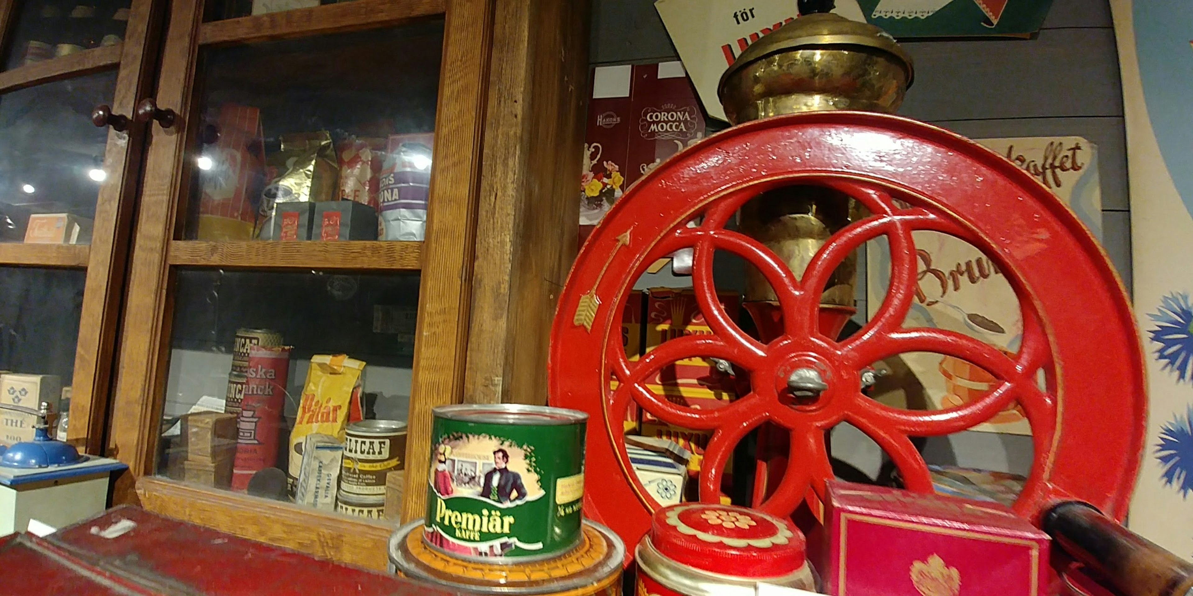 Exhibición vintage con una rueda roja y latas antiguas