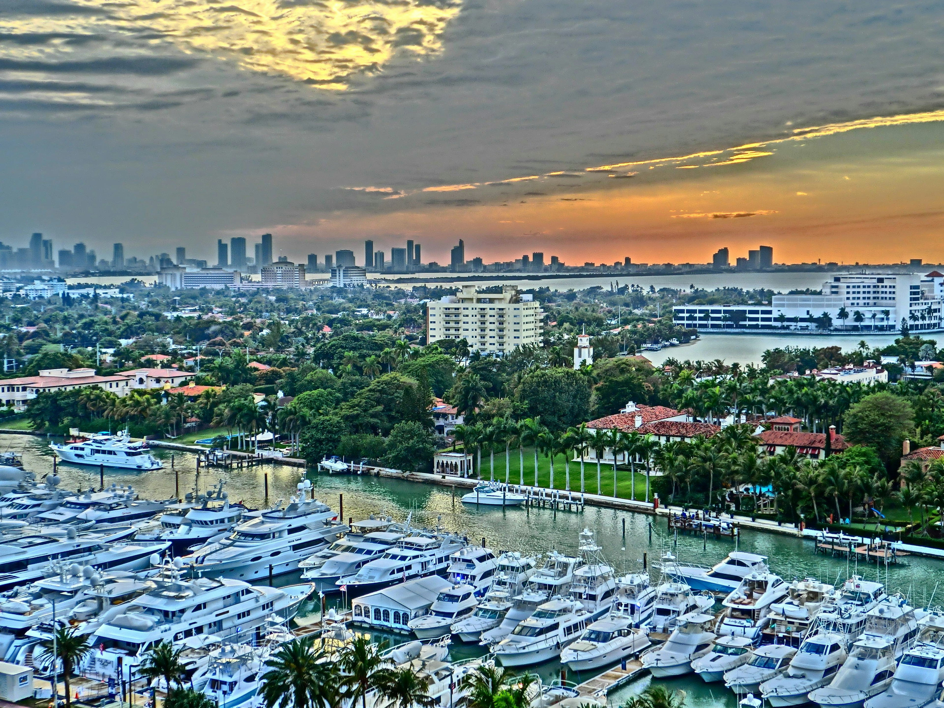 Vista panoramica di yacht e grattacieli al tramonto