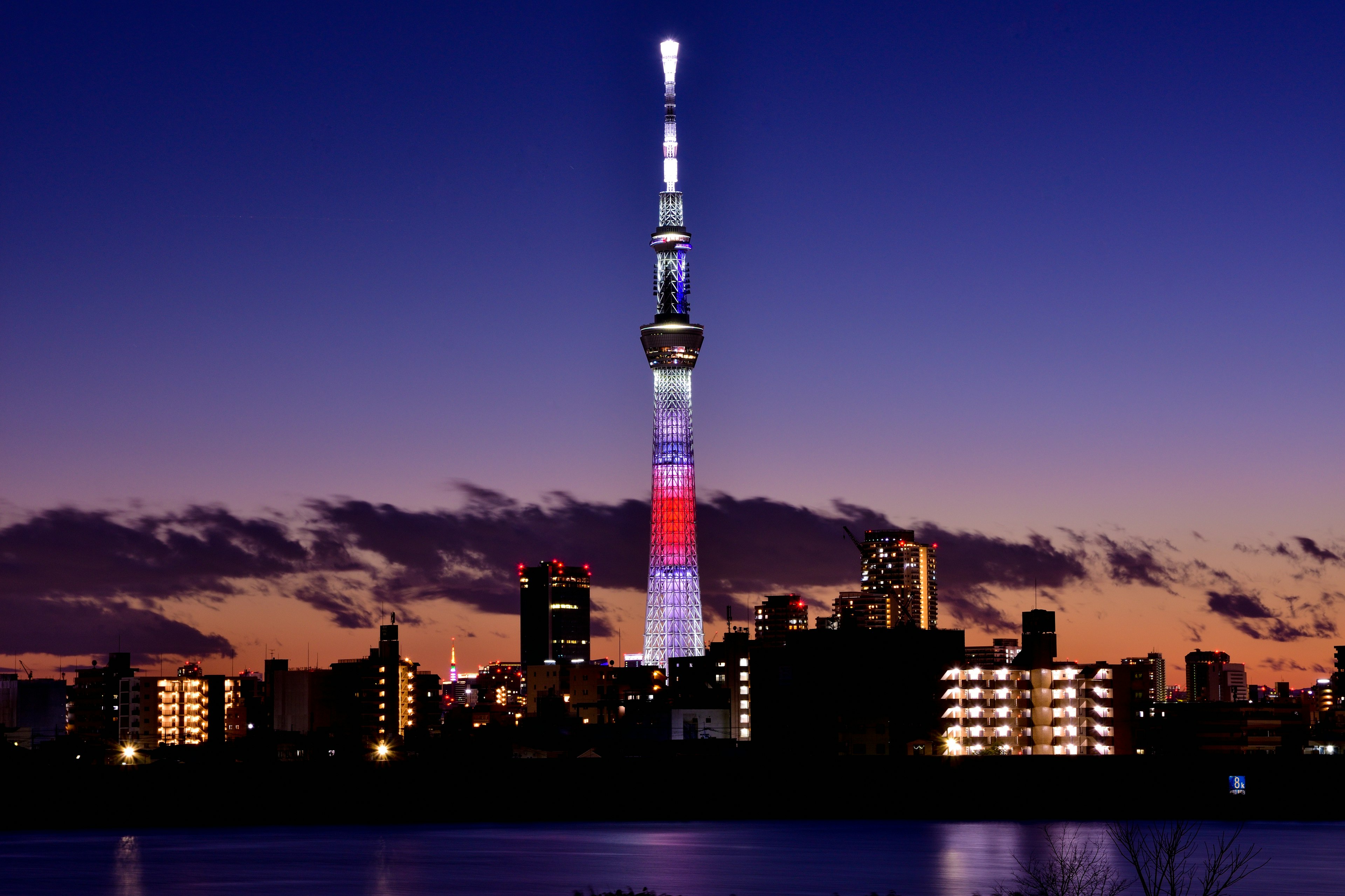 東京スカイツリーの夜景美しい夕焼けの空に映える