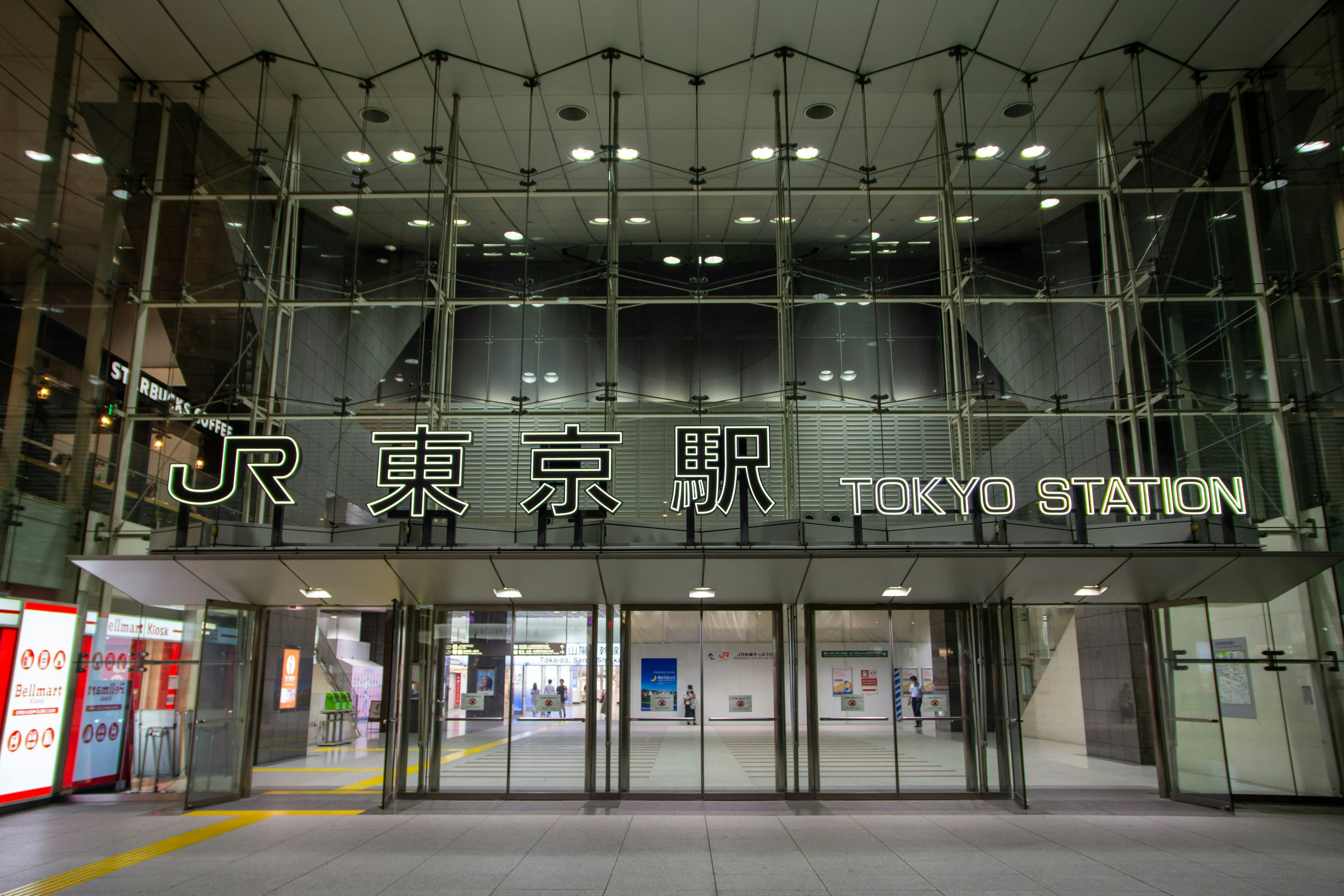 Glaseneingang des Bahnhofs Tokio mit dem JR-Logo