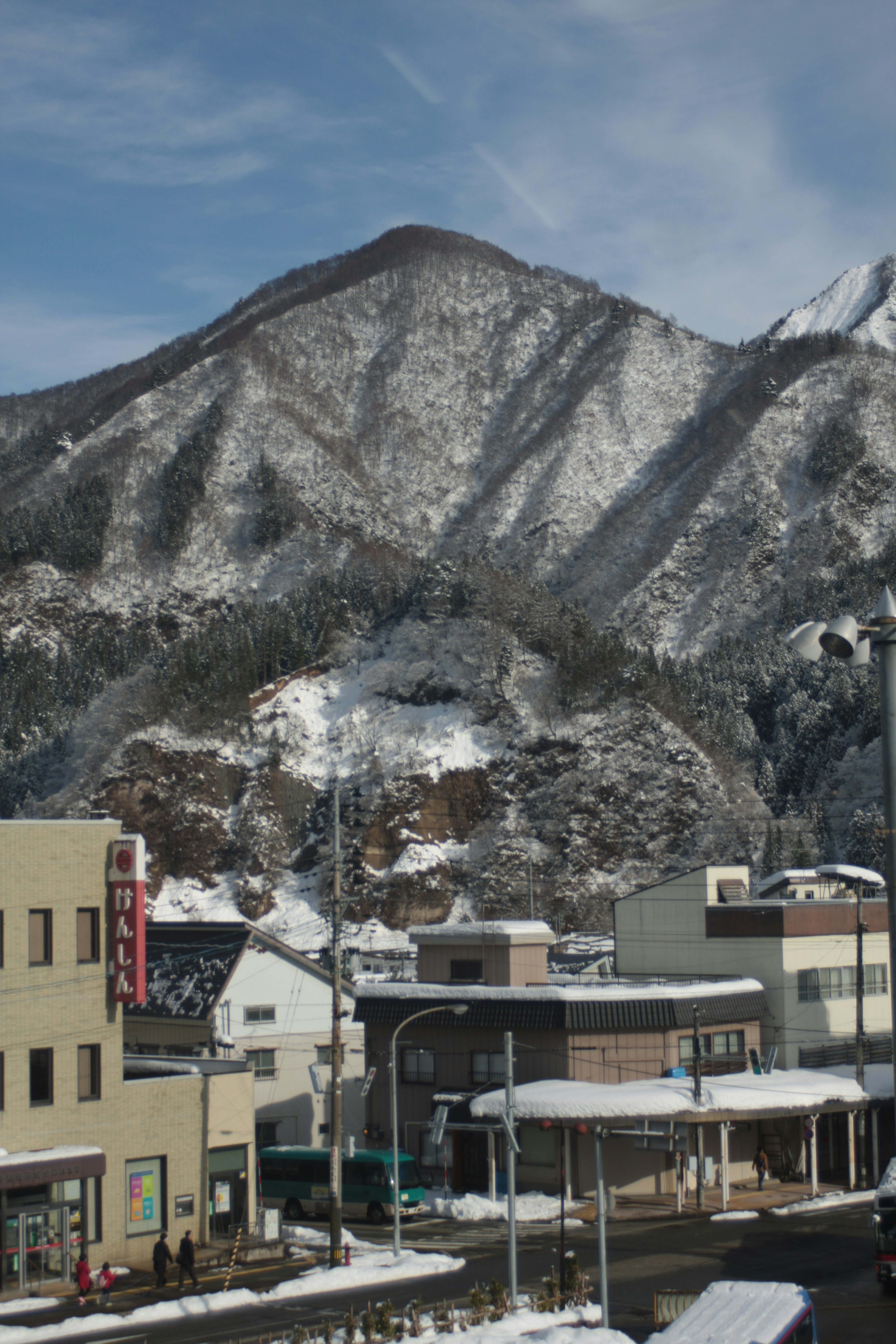 被雪覆盖的山与城镇景观