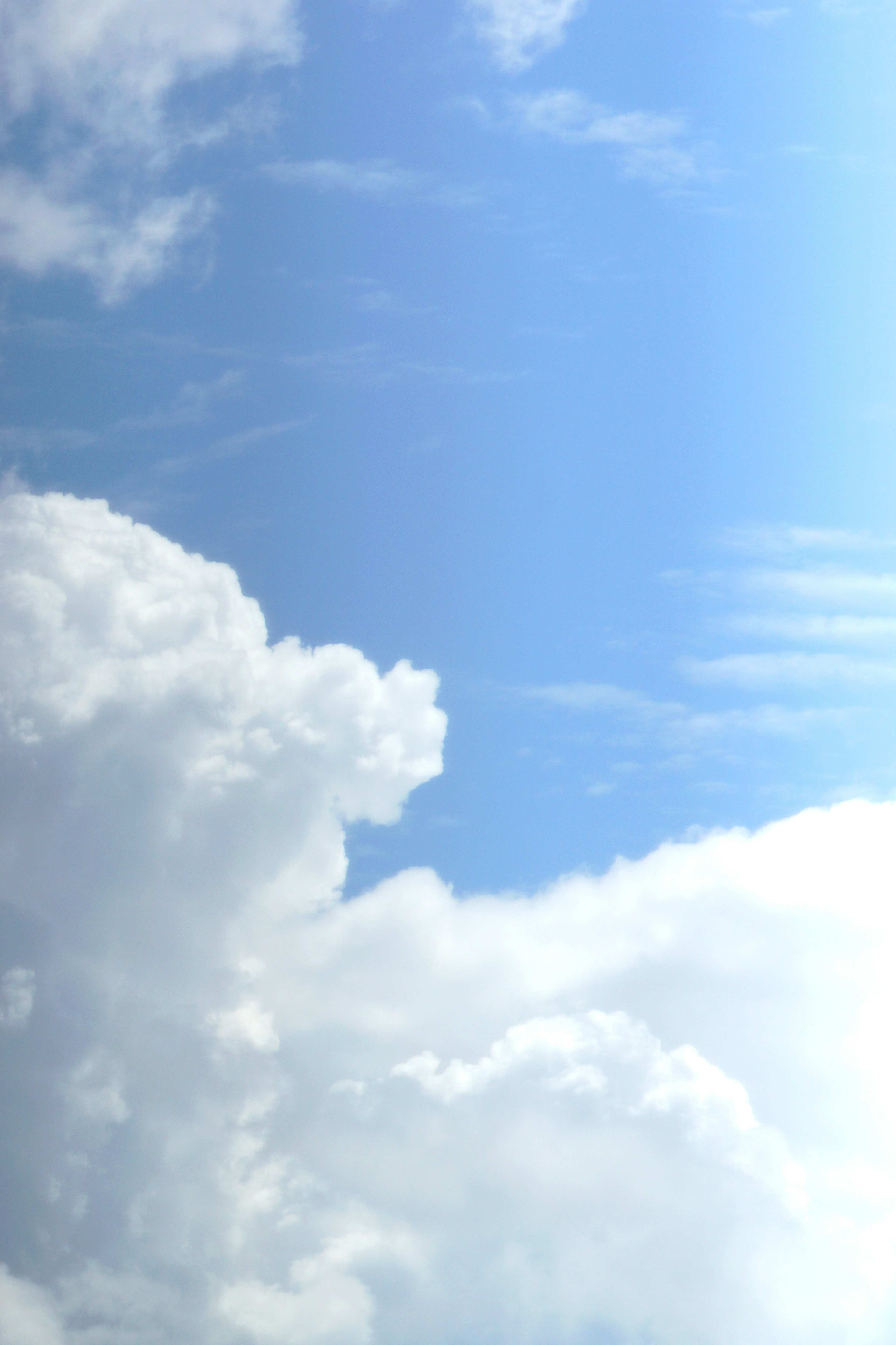 Hermosa vista del cielo azul y las nubes blancas