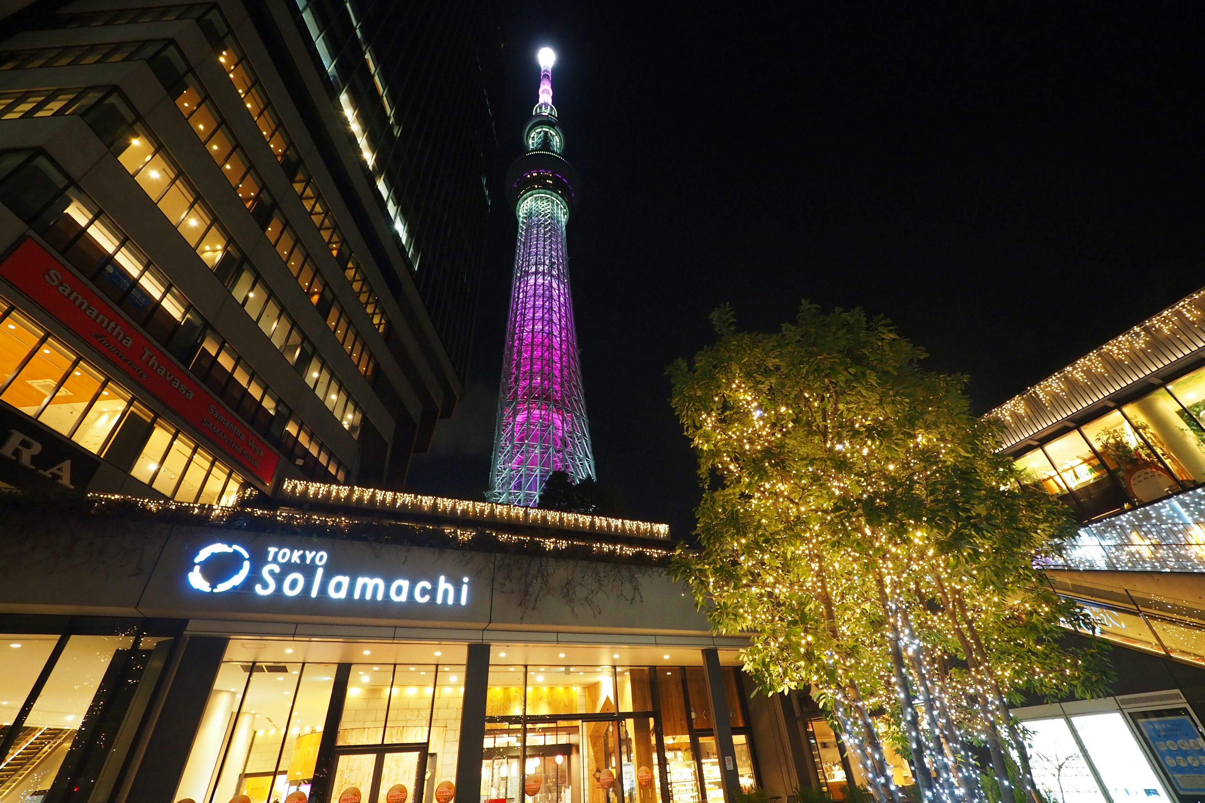 Tokyo Skytree yang diterangi di malam hari dengan lampu merah muda dan ungu