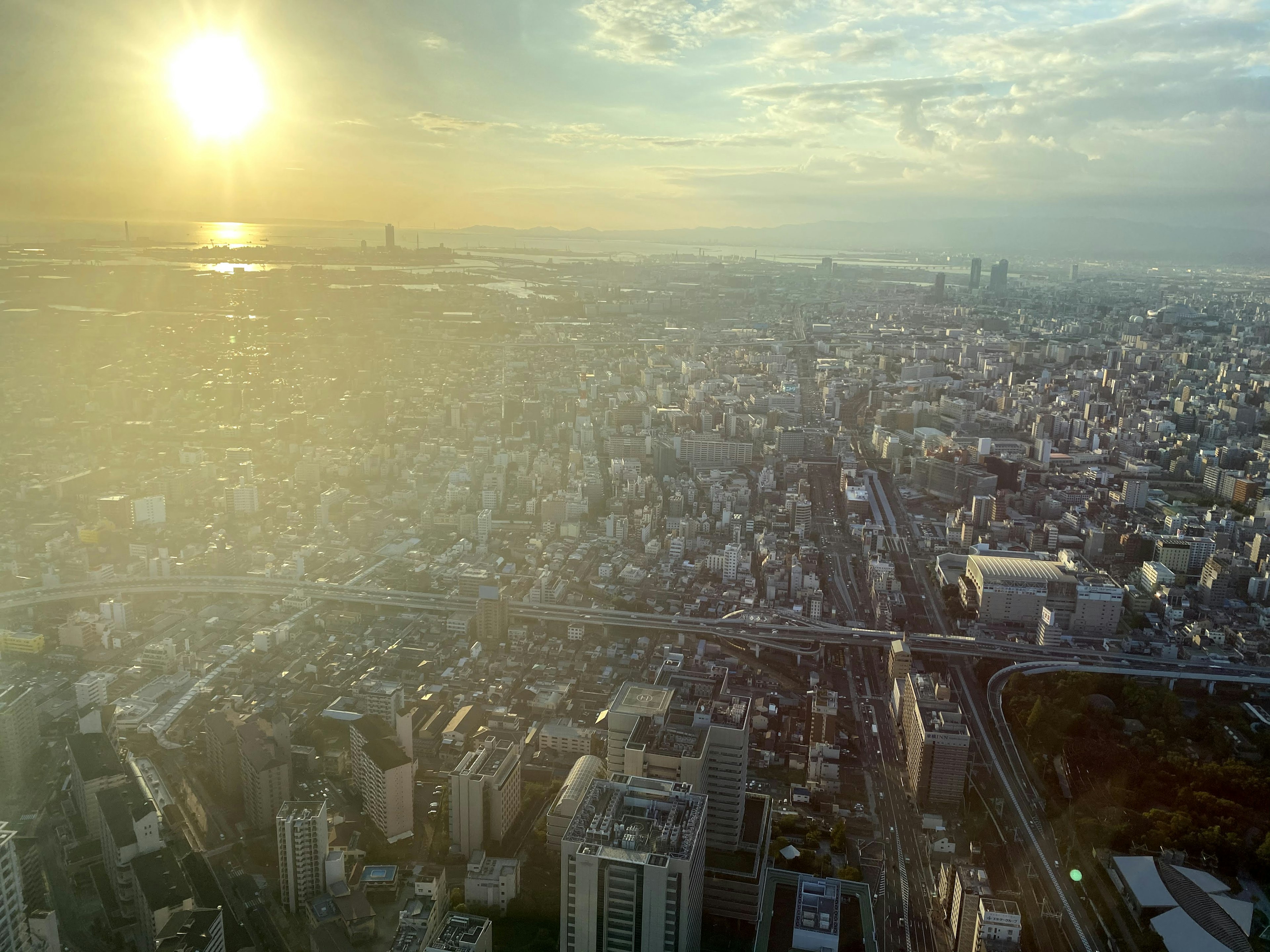 夕日が映える都市のパノラマビュー