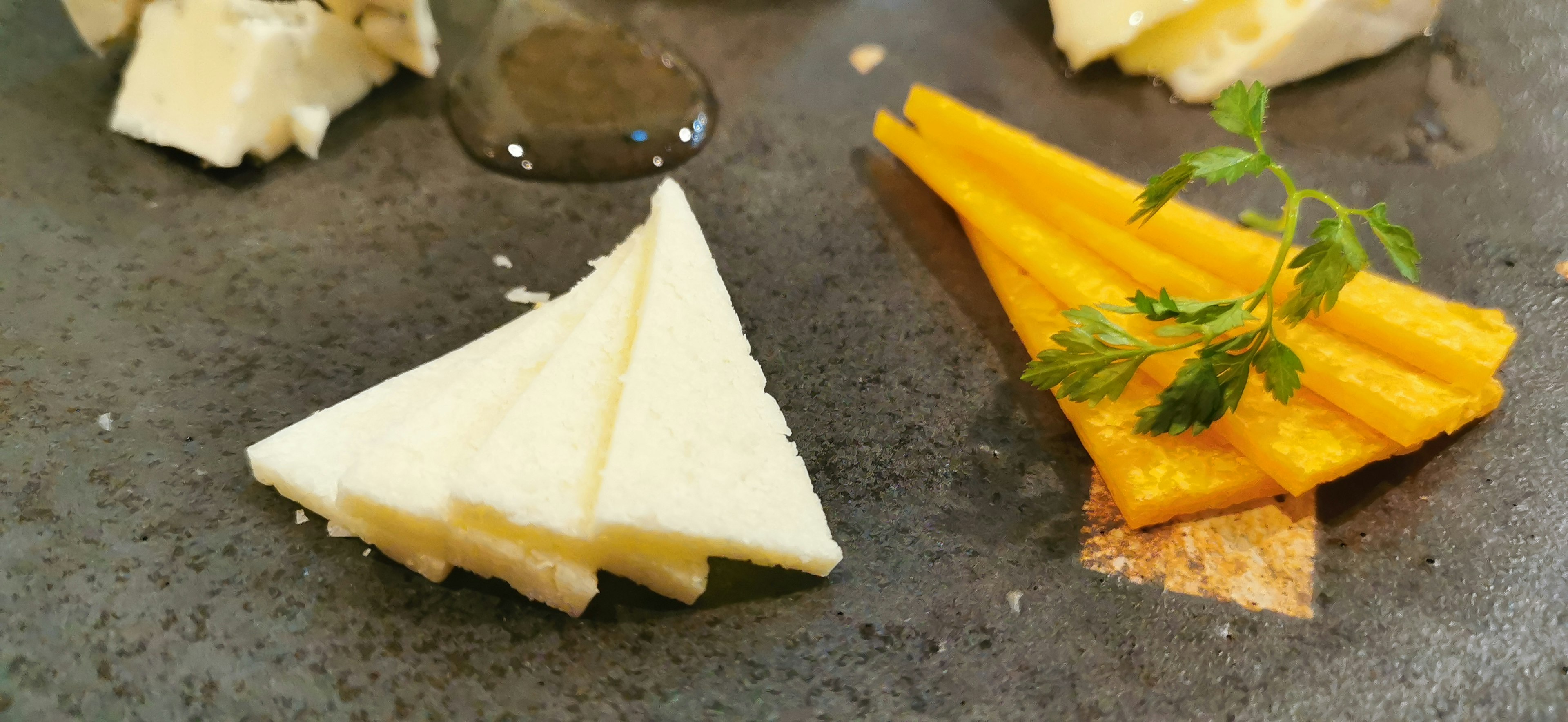 Fromage blanc et fromage orange disposés sur une assiette