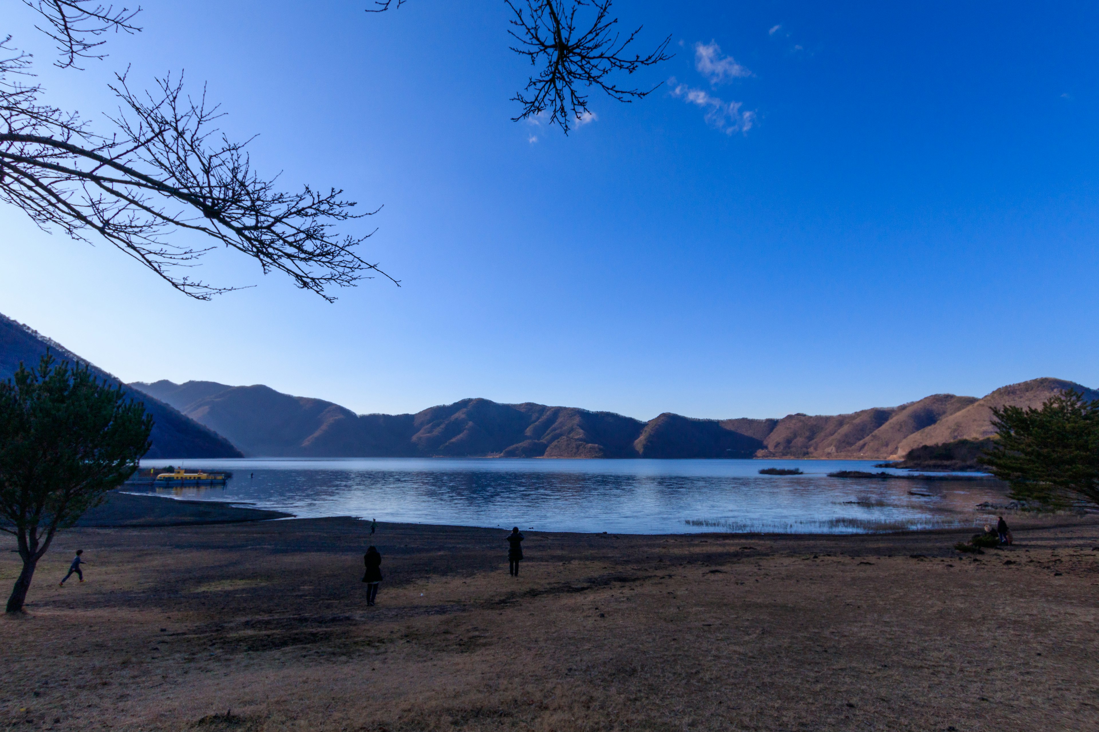 Lac serein entouré de montagnes et ciel bleu clair