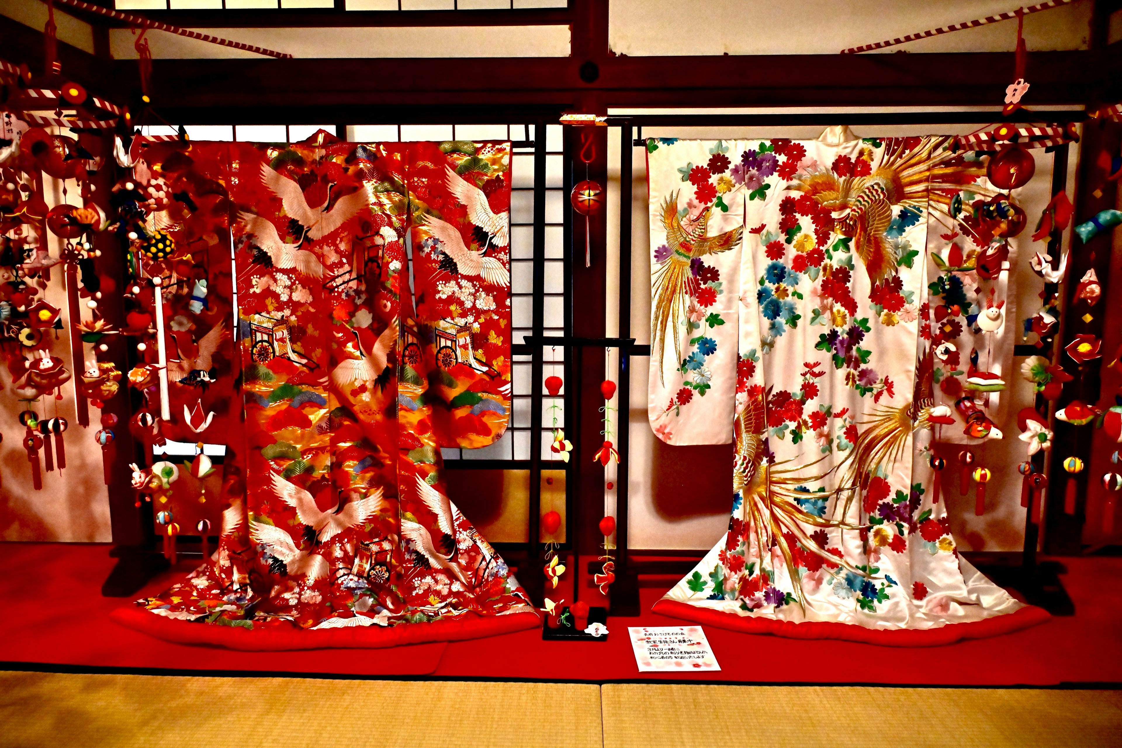 Kimonos vibrantes exhibidos en un entorno tradicional adornado con elementos decorativos