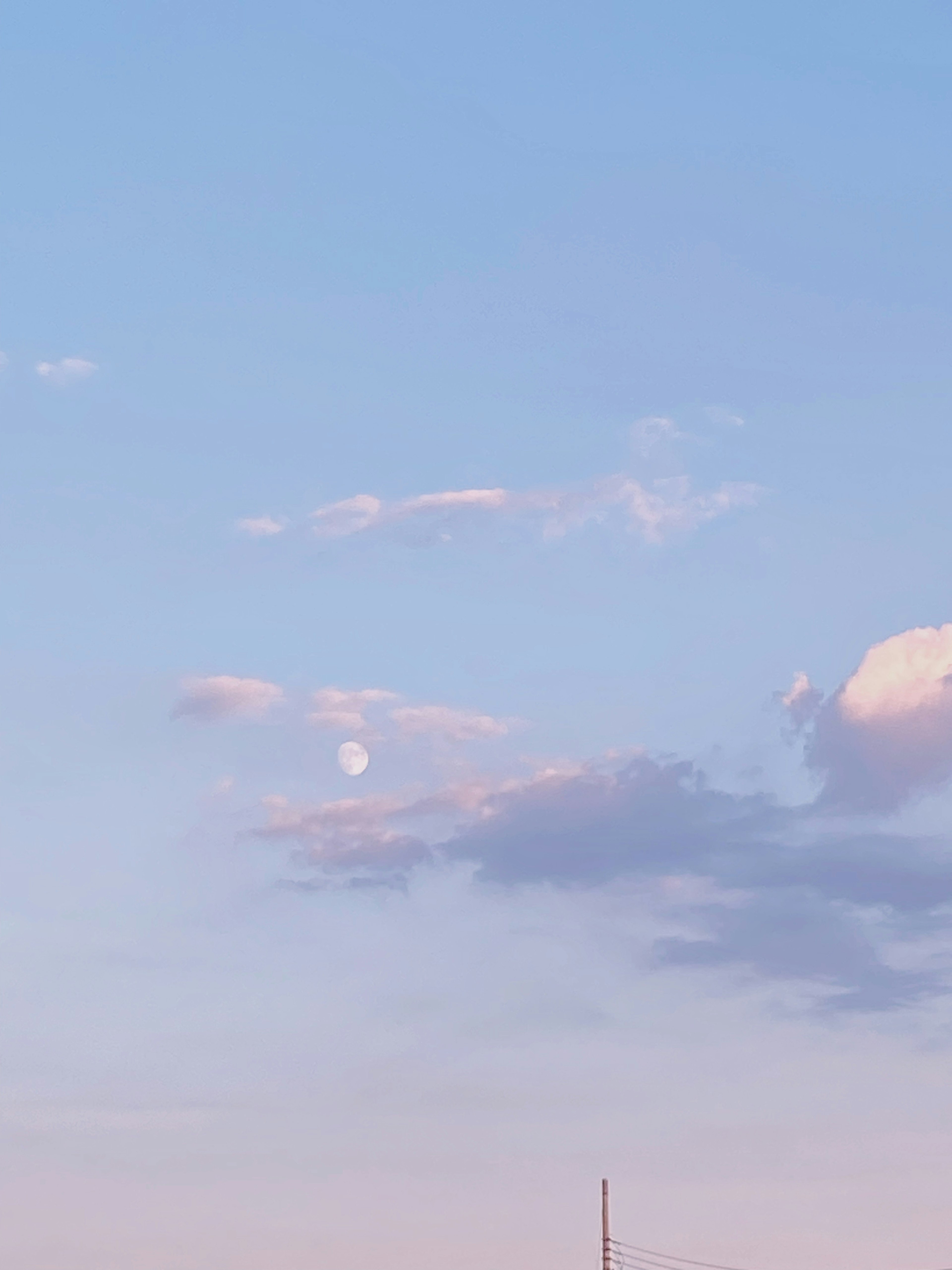 Silueta de nubes y luna en un cielo azul