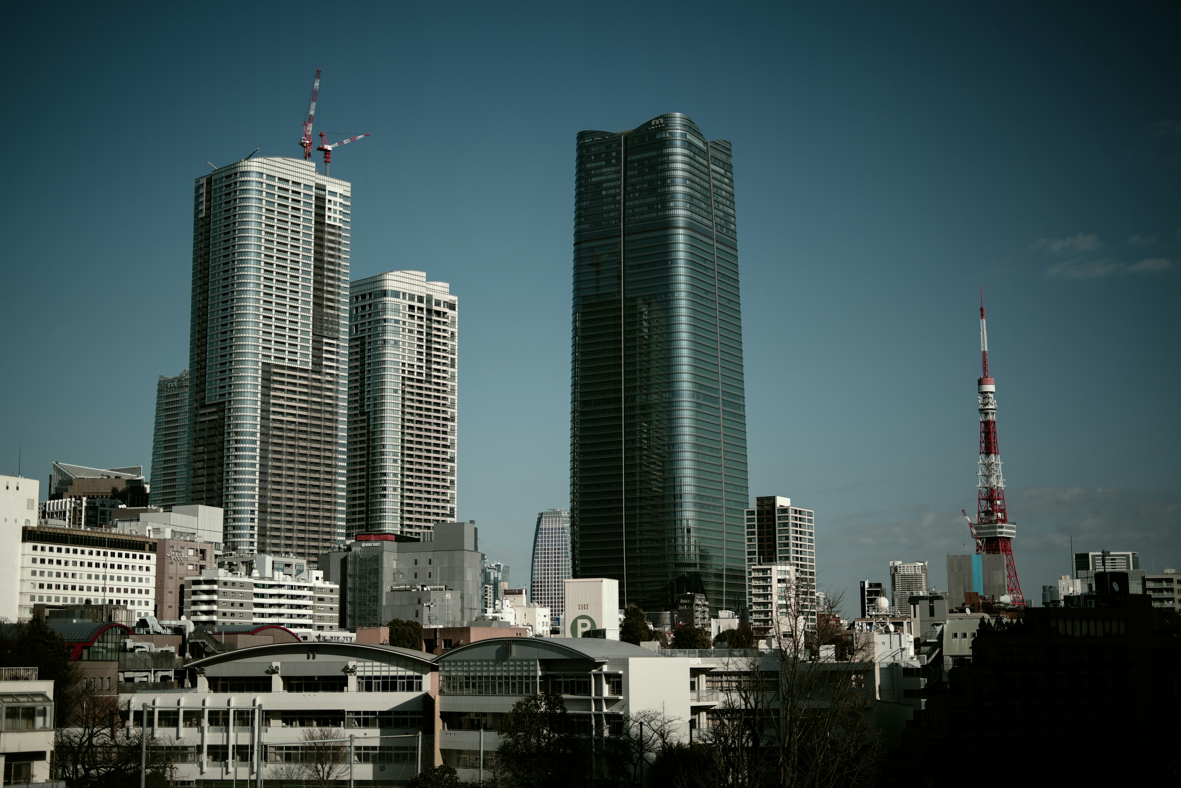 東京の摩天楼が青空の下に立ち並ぶ風景