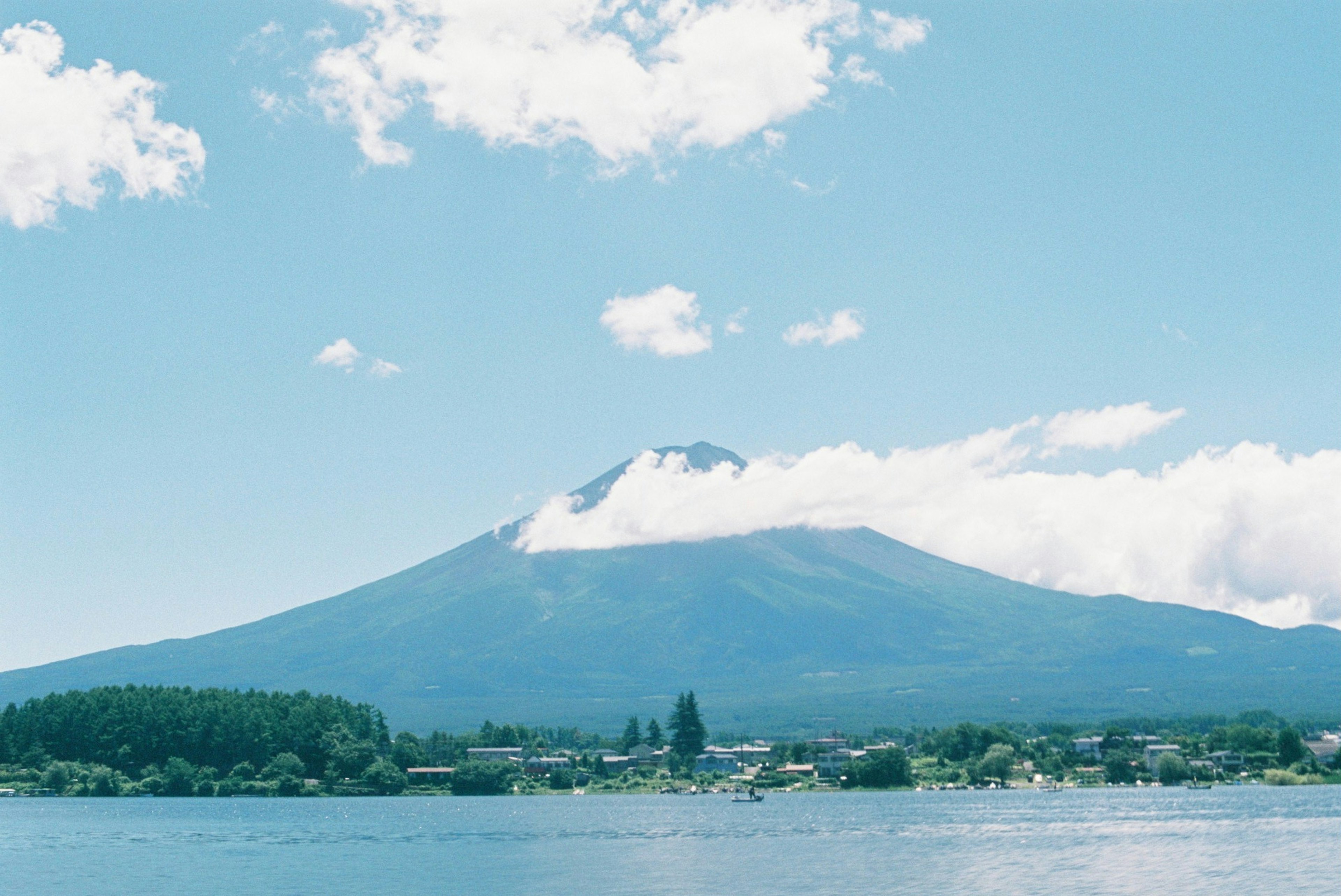 Vista escénica del monte Fuji bajo un cielo azul con nubes blancas