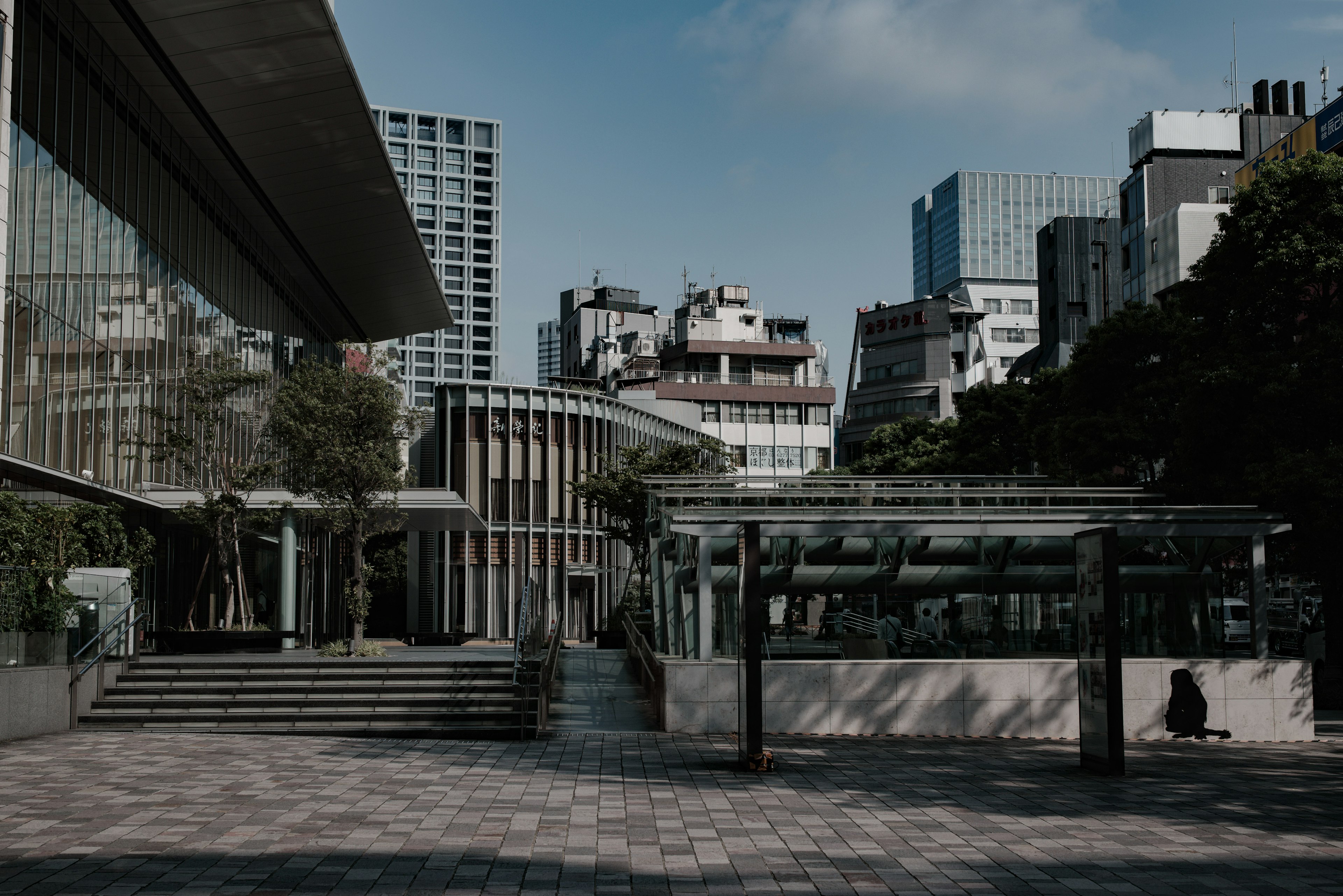 Arquitectura moderna con paisaje urbano que presenta edificios de vidrio