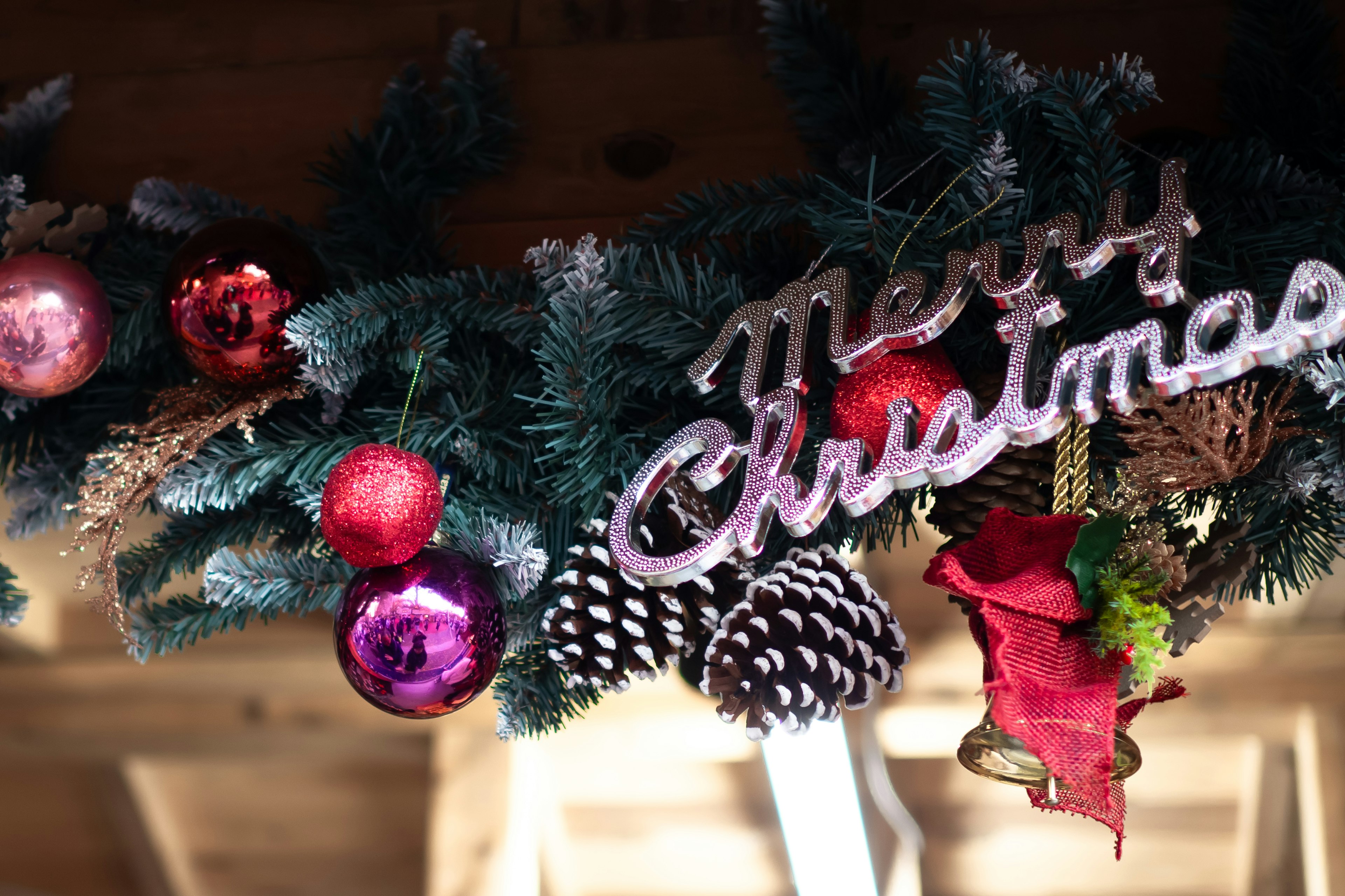 Décoration de Noël avec des ornements colorés et des cônes de pin