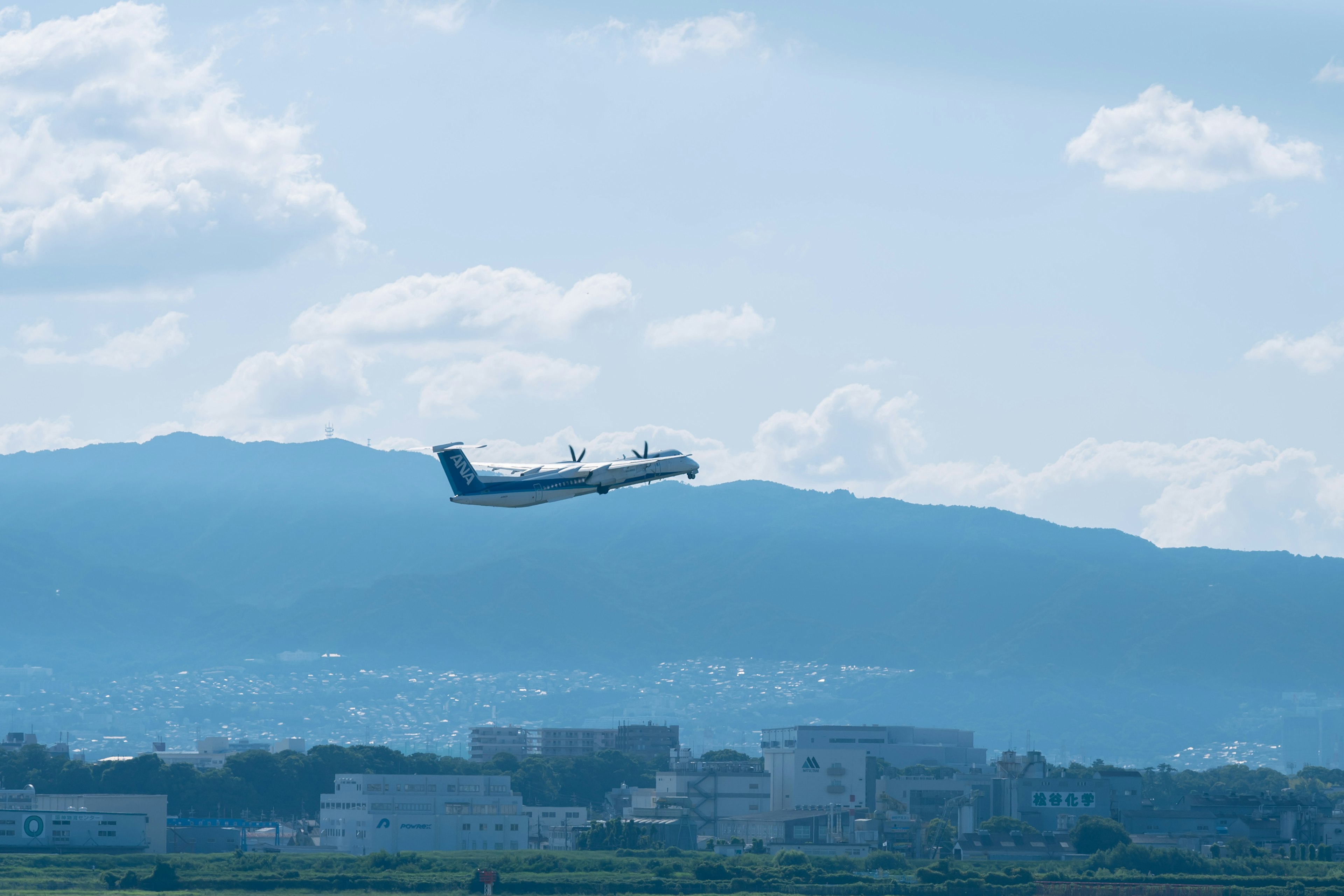 青い空を背景に飛行機が離陸している風景