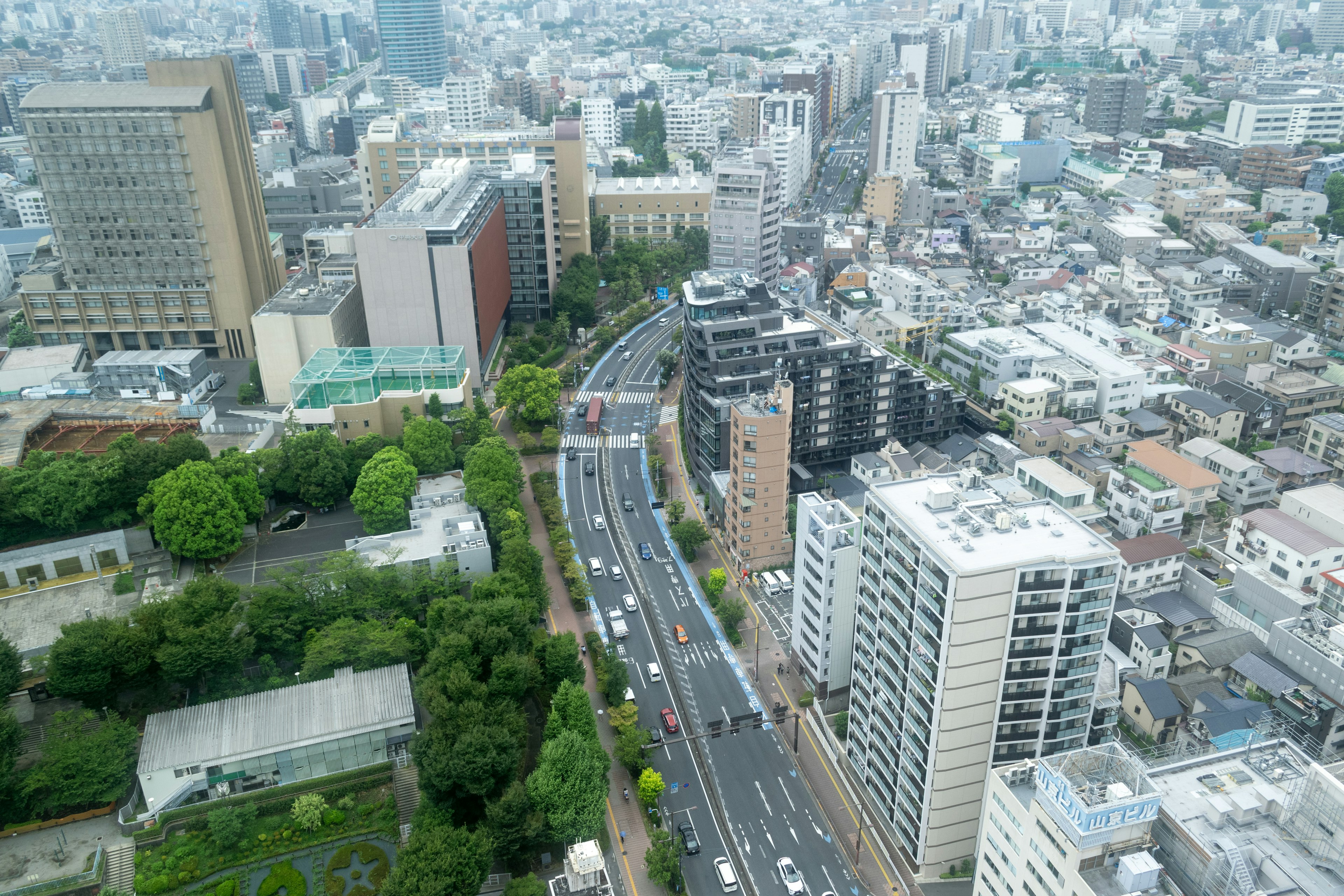 Vista aérea de una ciudad con rascacielos y parques verdes