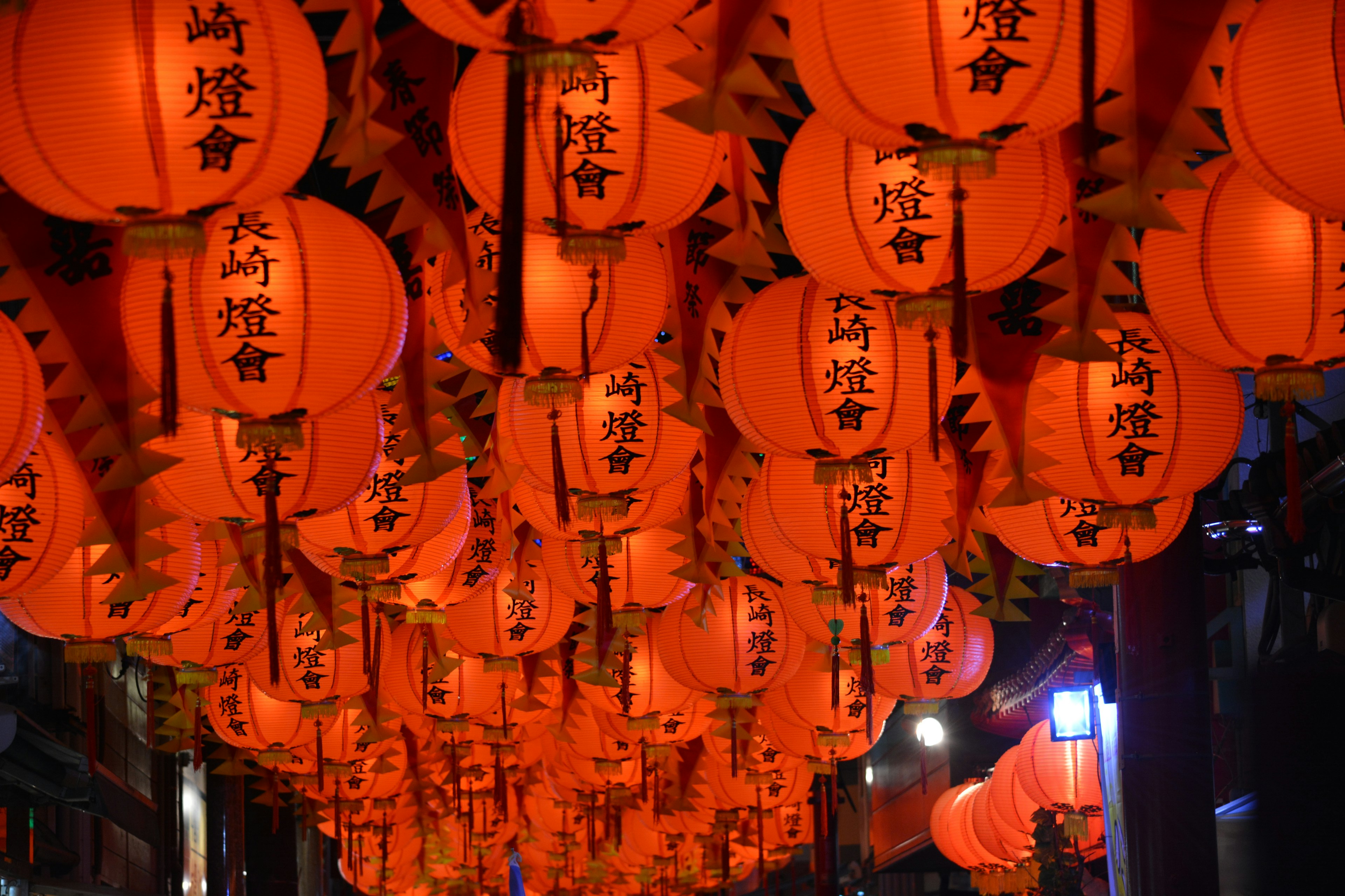 夜空に浮かぶ赤い提灯がたくさん並んでいる光景