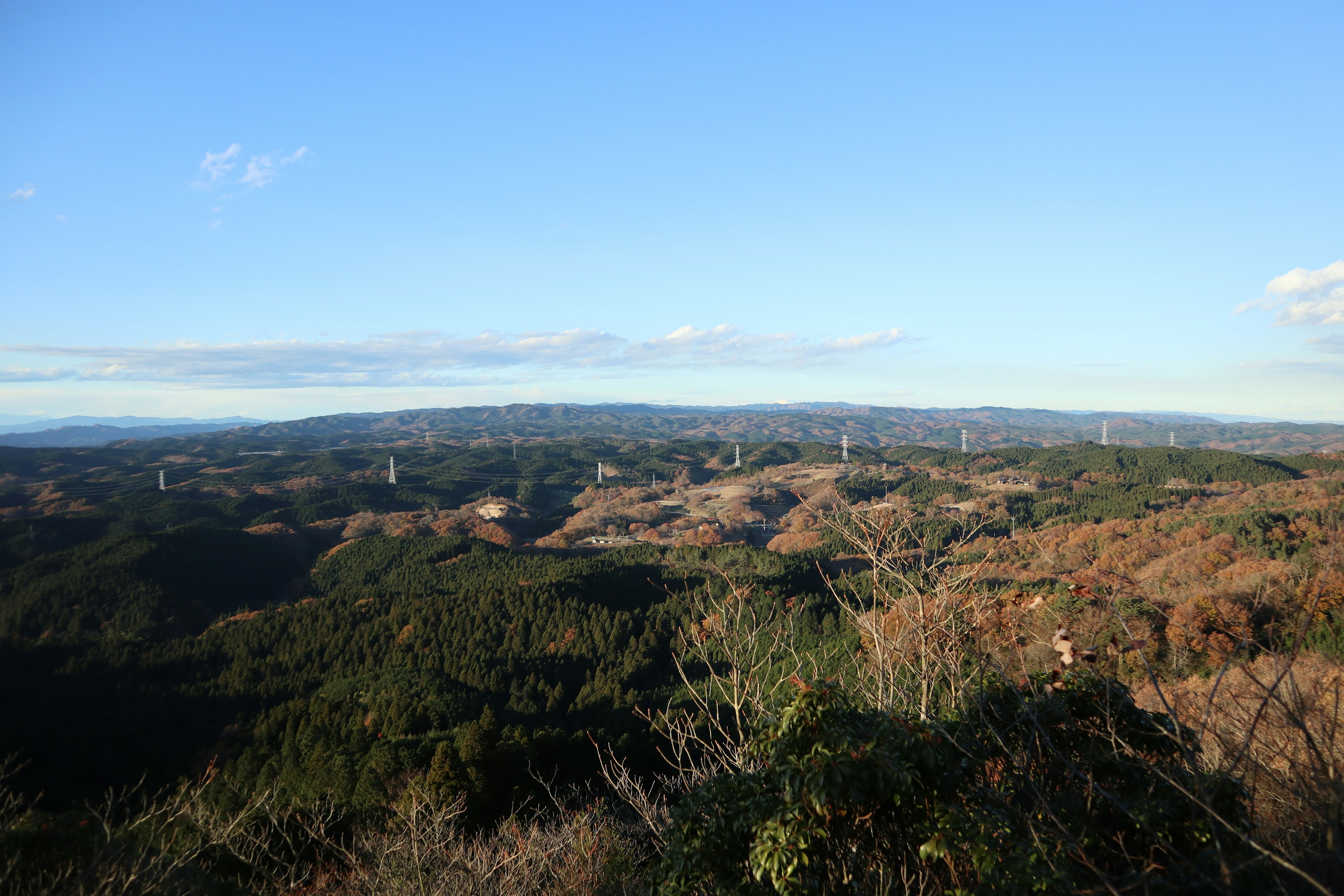 Panorama di montagne sotto un cielo azzurro