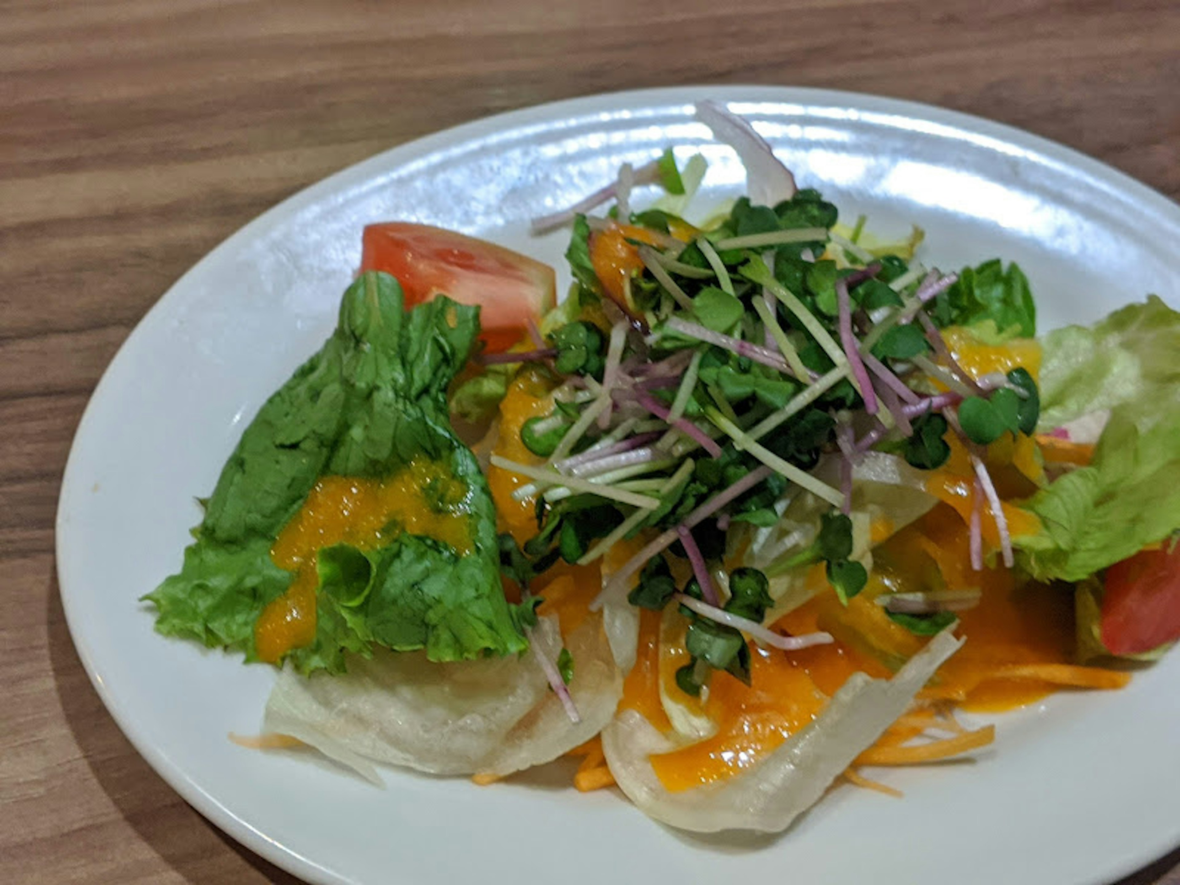 Ensalada fresca con verduras y aderezo de naranja