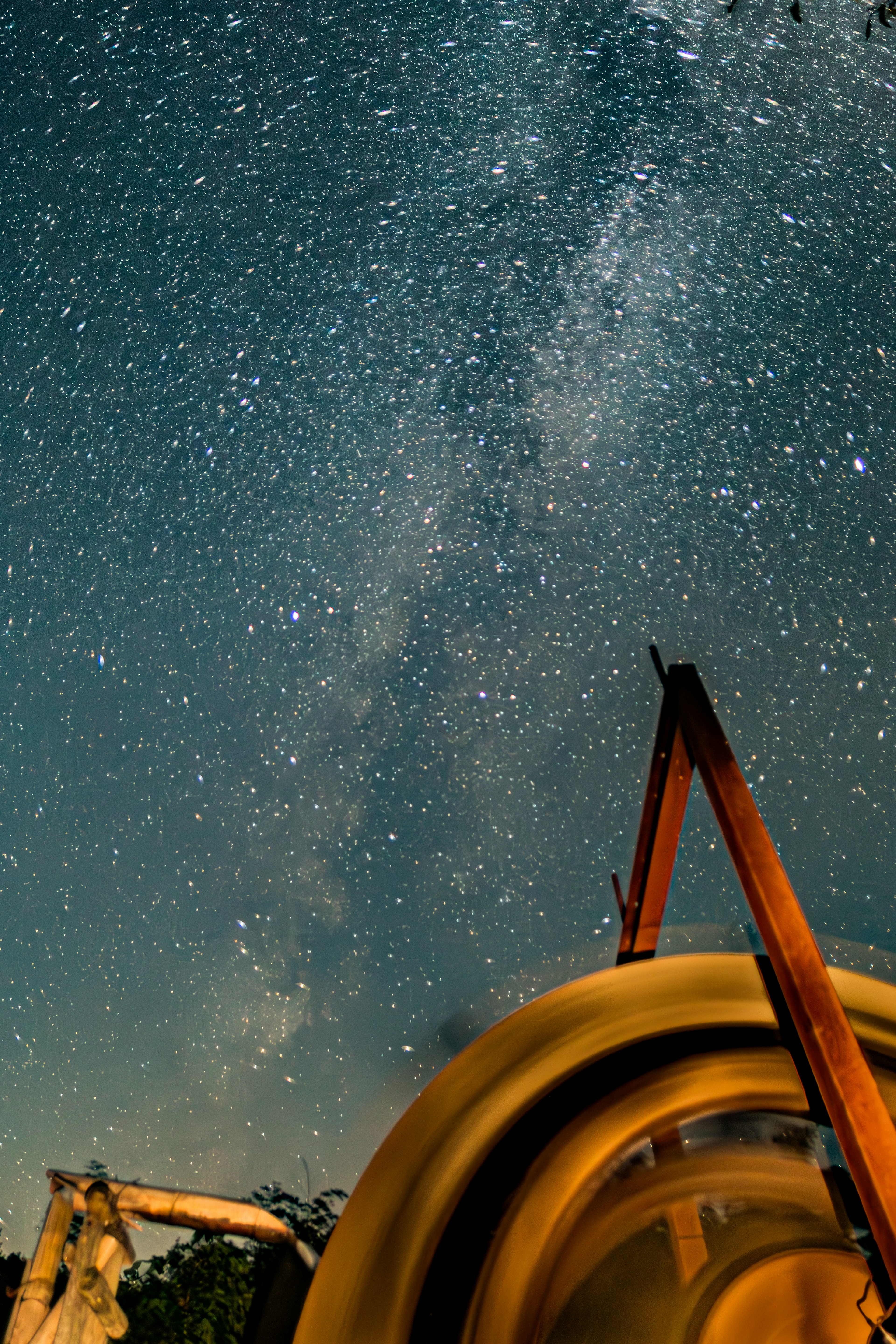 Teleskop unter einem sternenklaren Himmel mit der Milchstraße