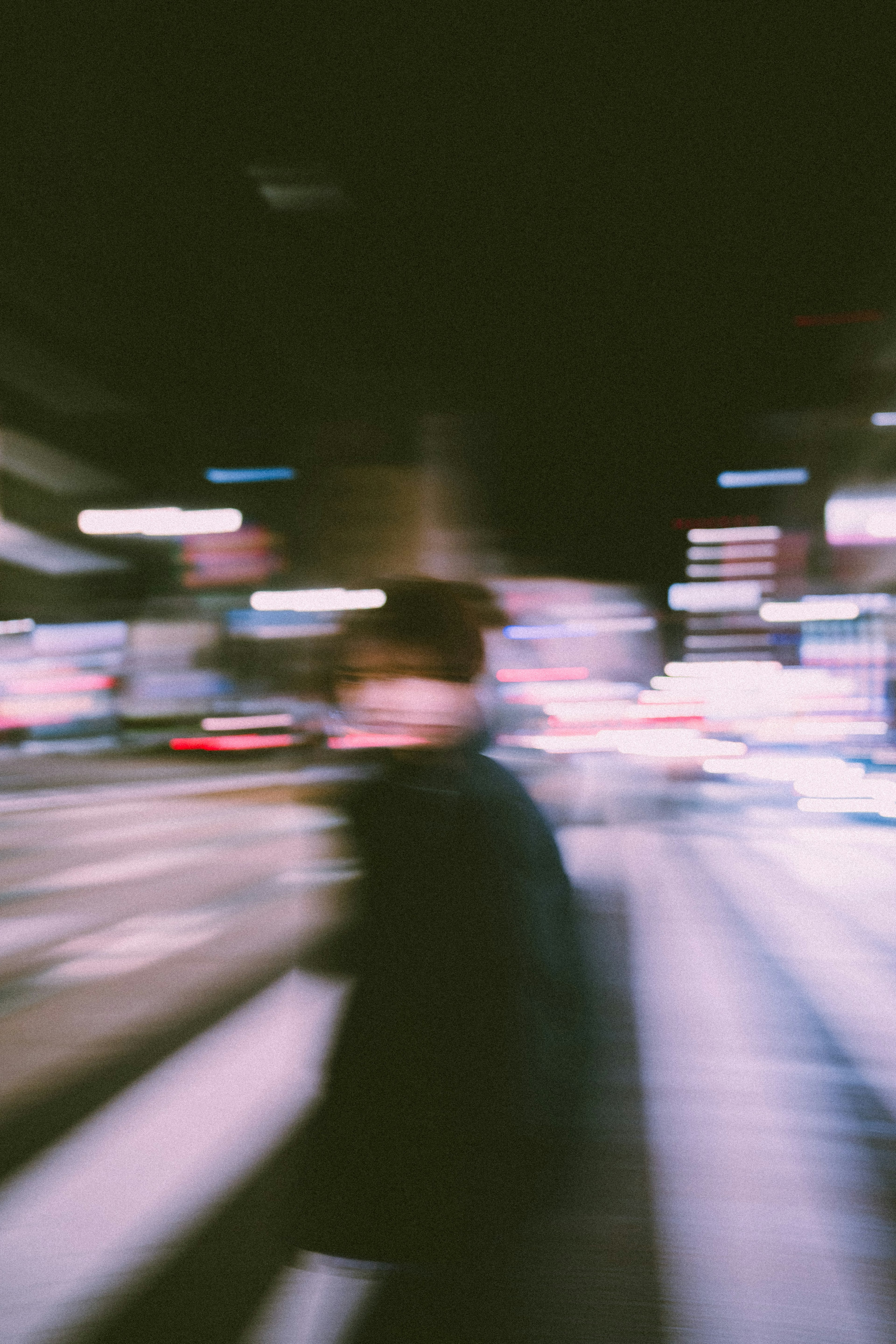 Personne marchant dans une scène nocturne urbaine floue