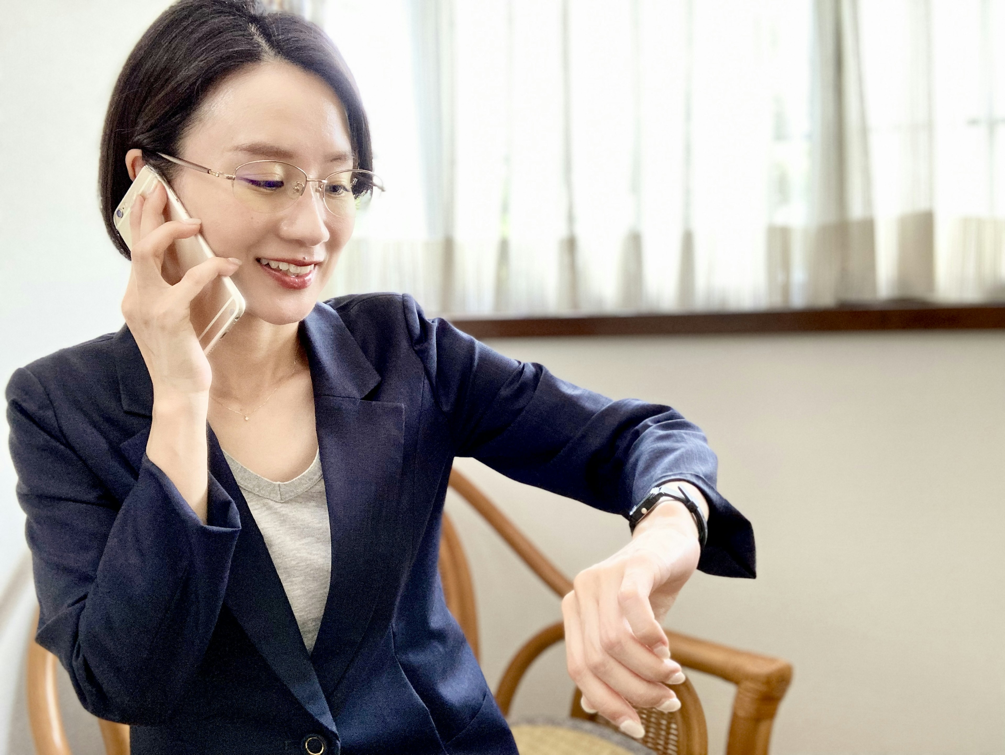 전화 중인 여성이 시계를 보고 있다