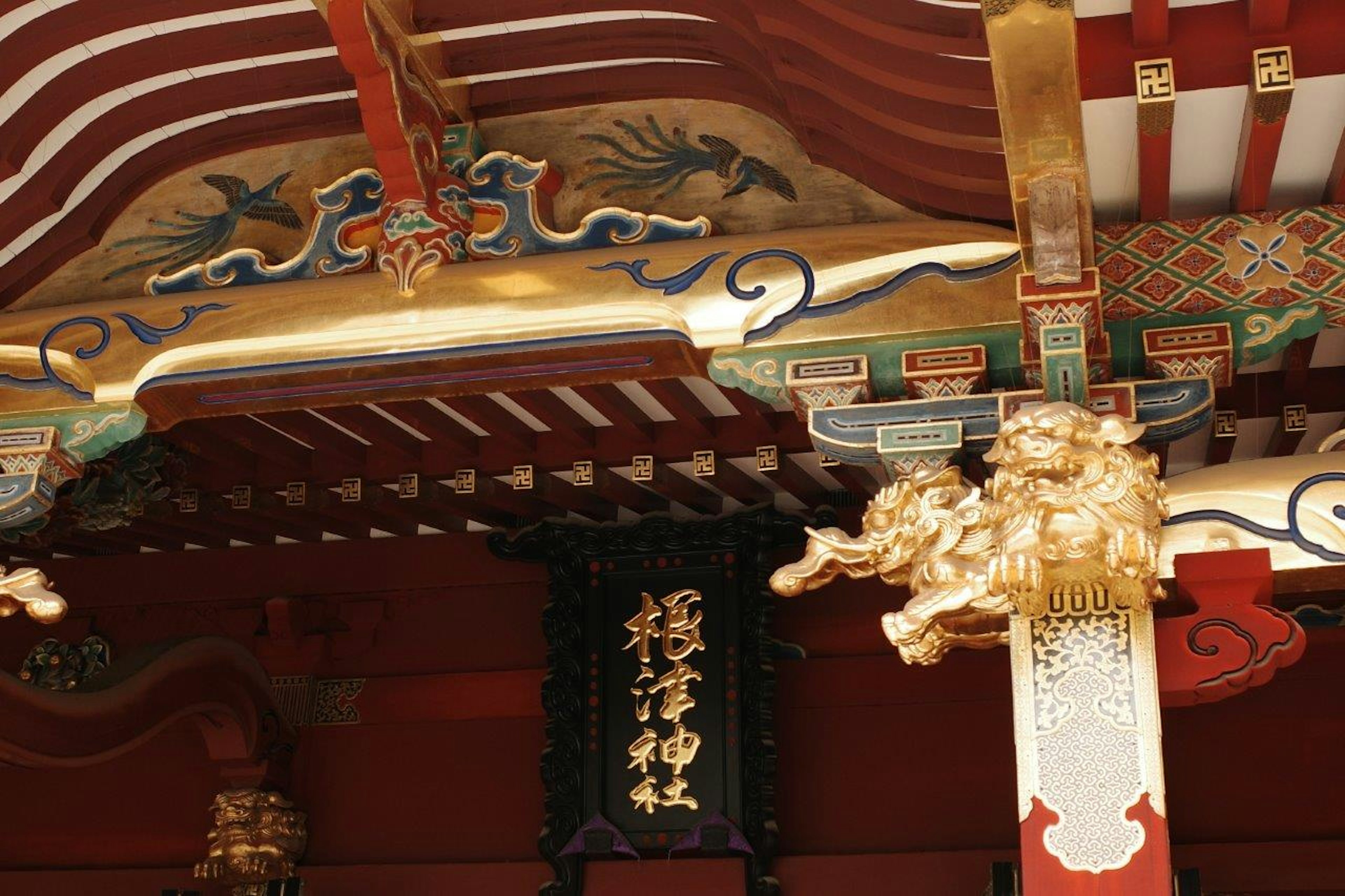 精美裝飾的日本神社天花板和柱子的細節