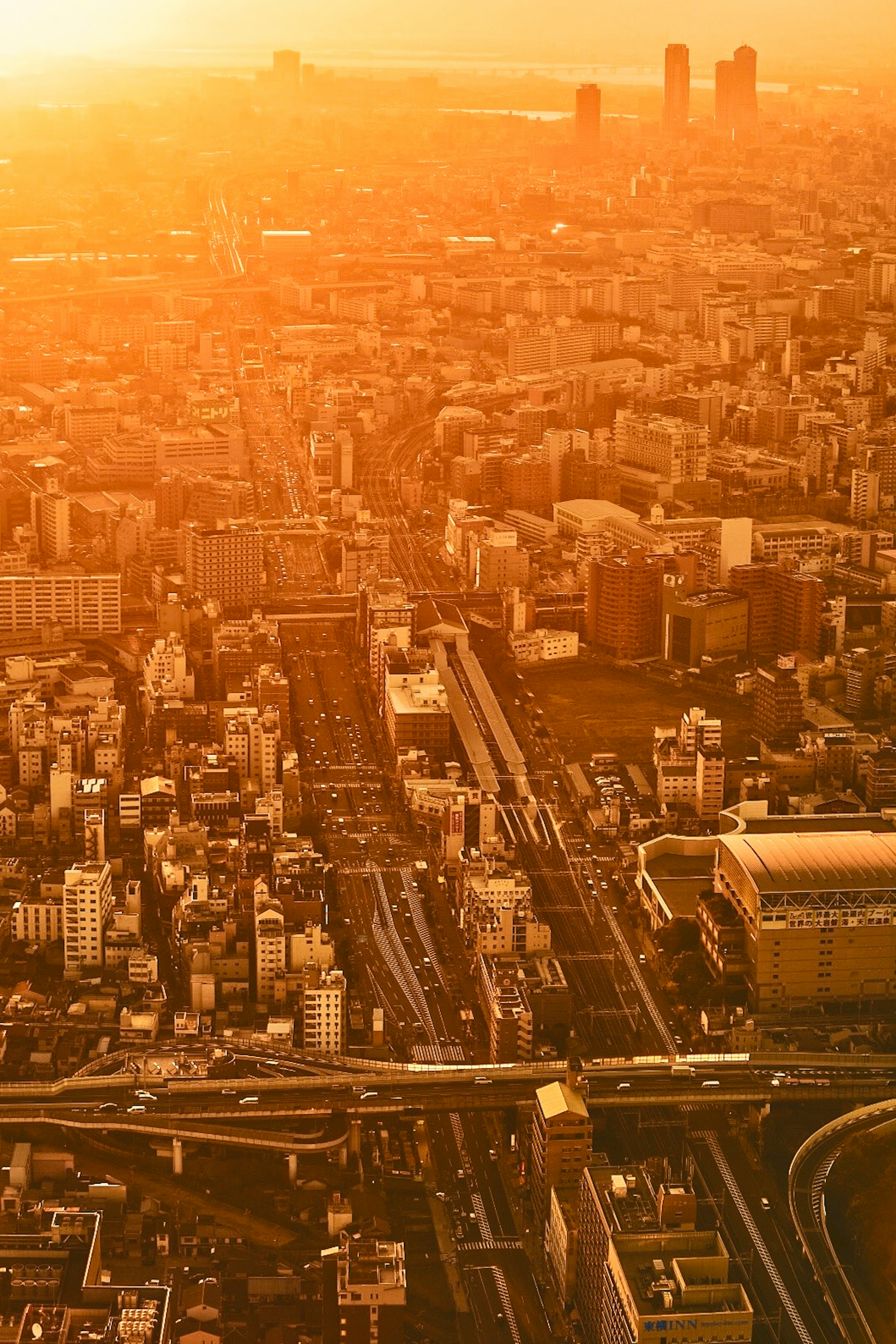 Vue aérienne d'une ville baignée par la lumière du coucher de soleil