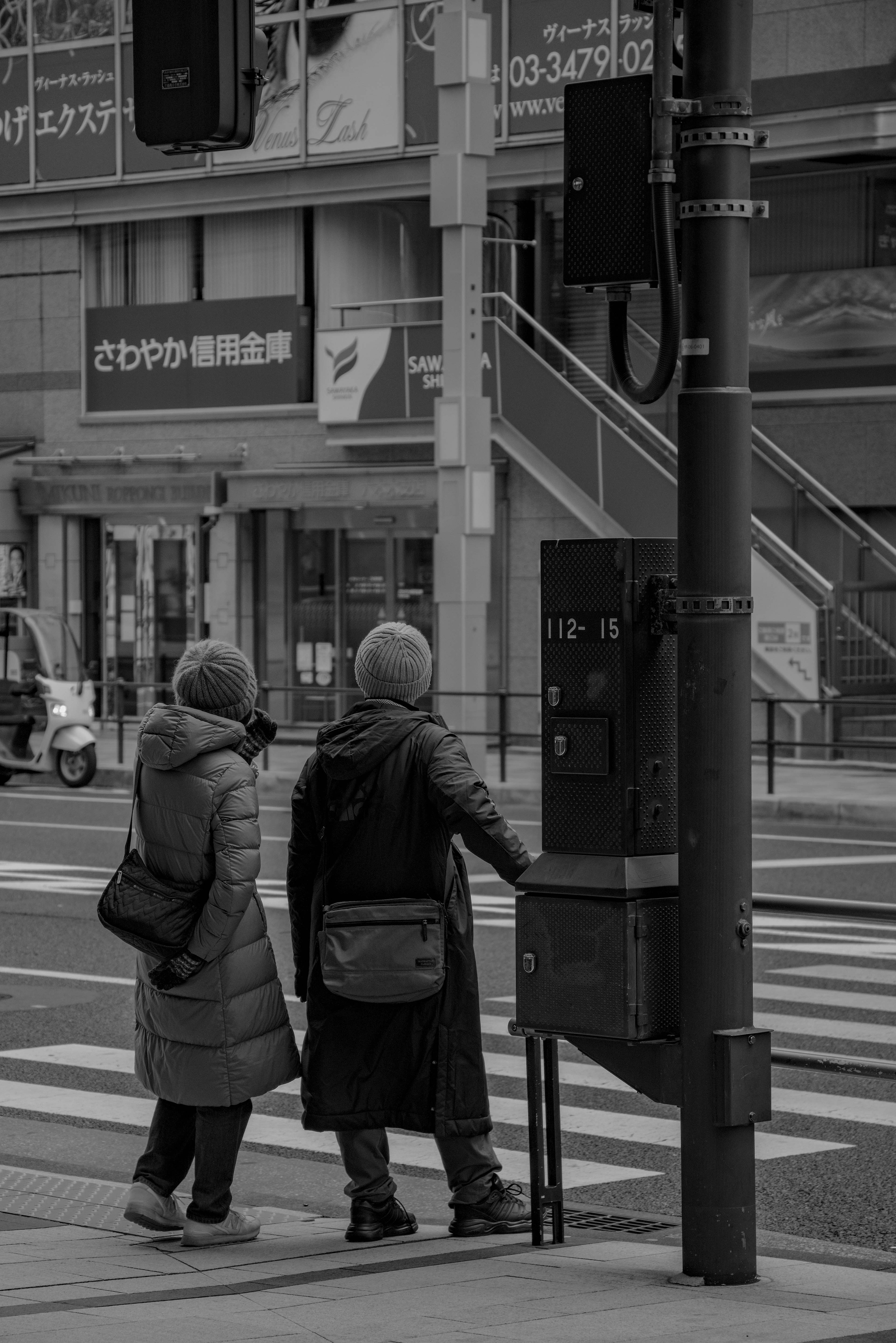 Deux femmes attendant au feu de circulation en noir et blanc