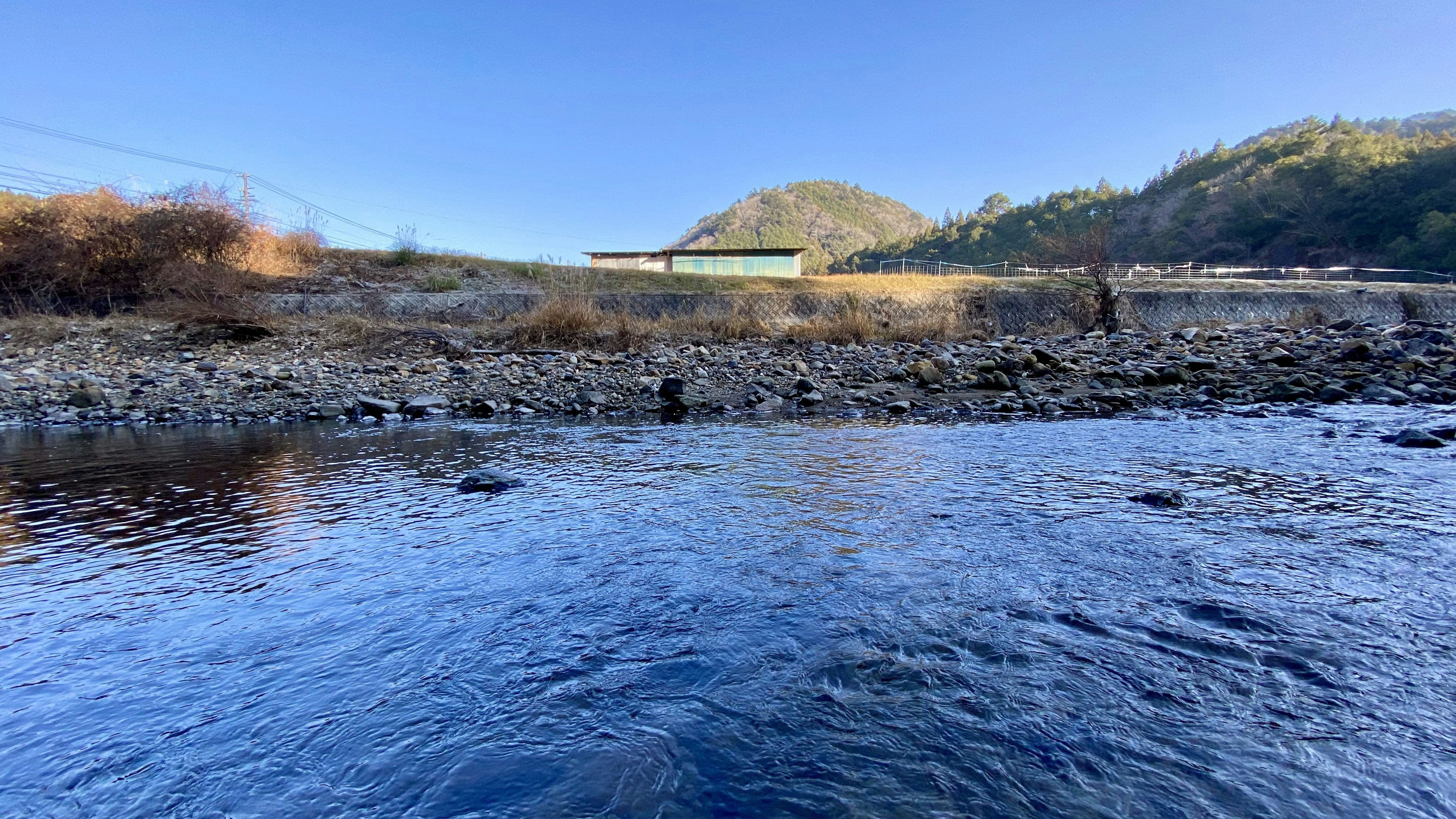 青い川と山の景色の風景